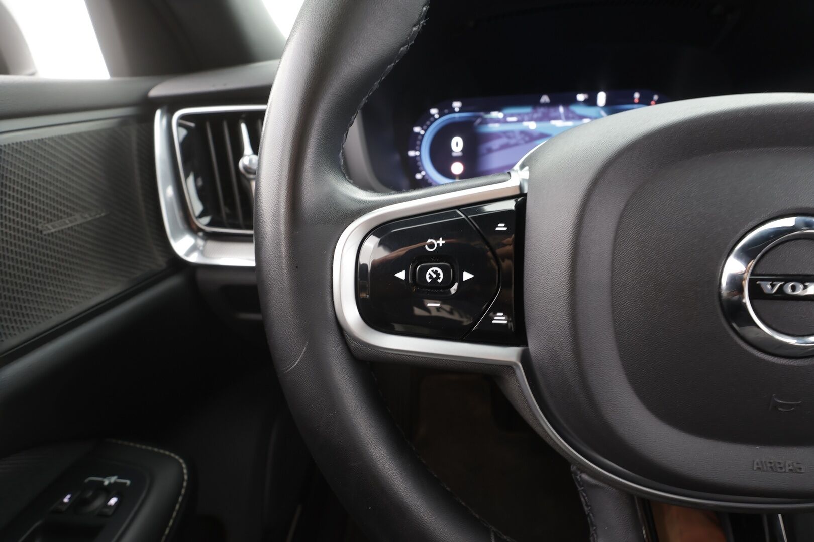 Volvo V60 2023 B4 MHEV Business Plus Dark DCT aut - | ACC | Webasto | Full-LED | H/K | Muistipenkit | P.Kamera | Puolinahat | Keyless | Apple&Android | 1.Om Suomi-auto | Kahdet Renkaat | Merkkihuollettu |