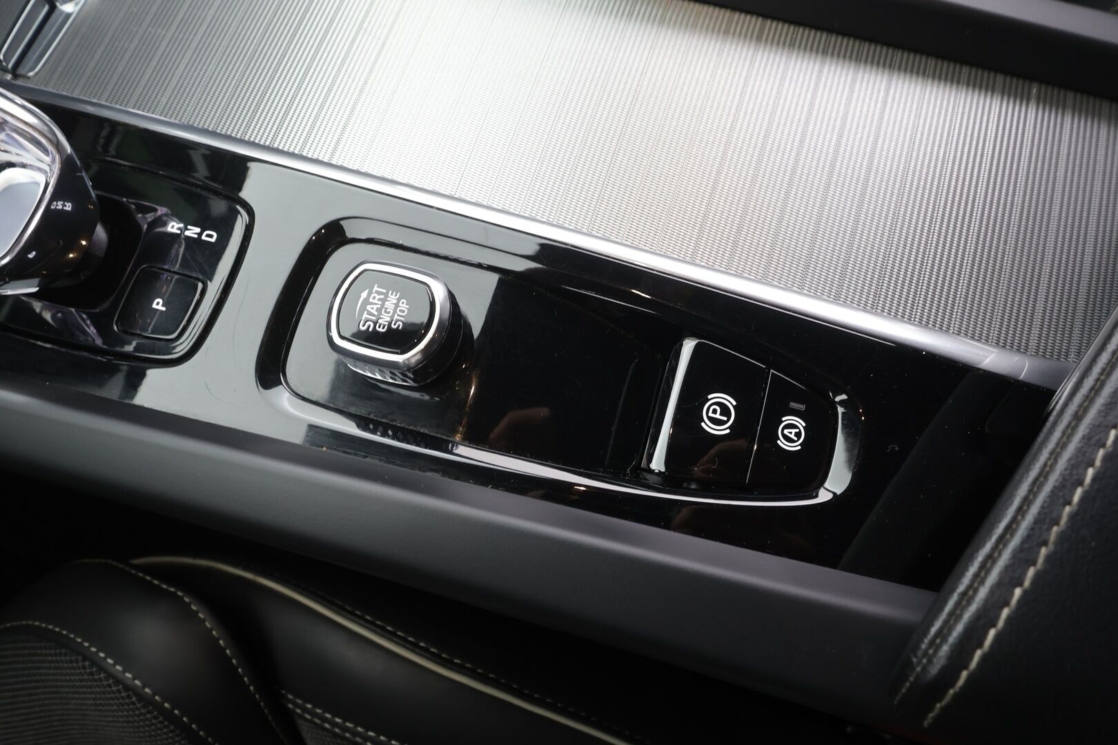 Volvo V60 2023 B4 MHEV Business Plus Dark DCT aut - | ACC | Webasto | Full-LED | H/K | Muistipenkit | P.Kamera | Puolinahat | Keyless | Apple&Android | 1.Om Suomi-auto | Kahdet Renkaat | Merkkihuollettu |