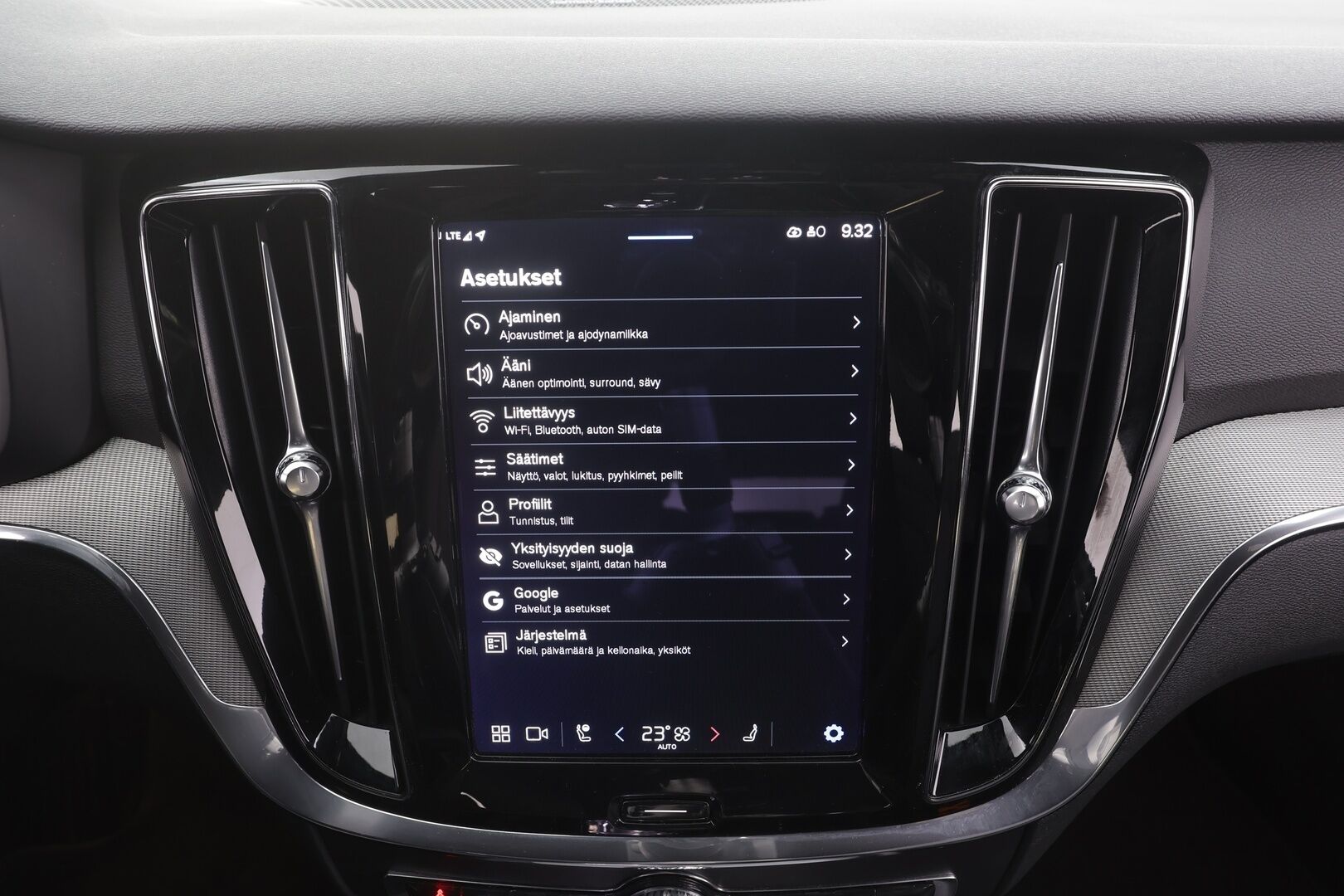 Volvo V60 2023 B4 MHEV Business Plus Dark DCT aut - | ACC | Webasto | Full-LED | H/K | Muistipenkit | P.Kamera | Puolinahat | Keyless | Apple&Android | 1.Om Suomi-auto | Kahdet Renkaat | Merkkihuollettu |