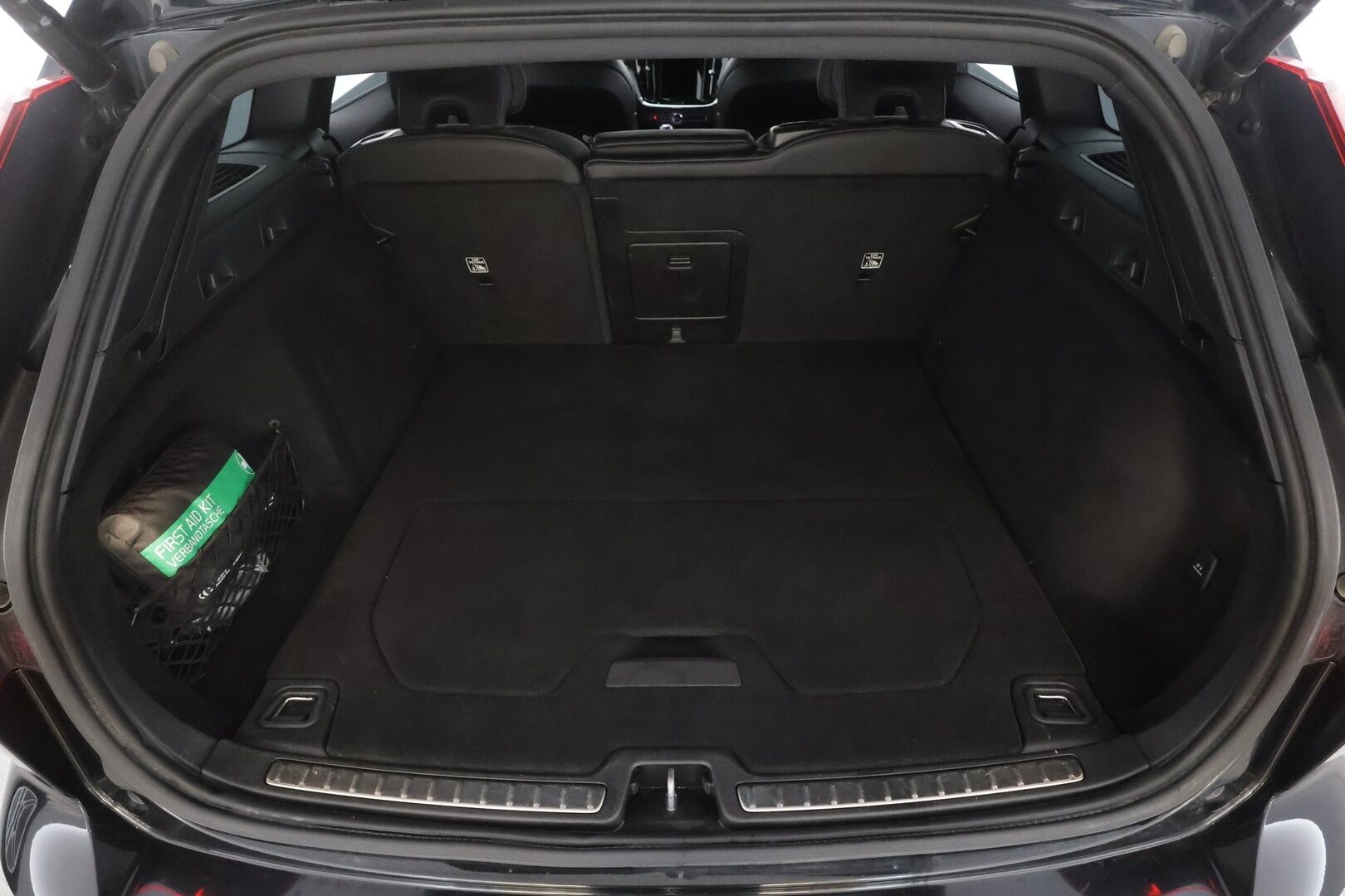 Volvo V60 2023 B4 MHEV Business Plus Dark DCT aut - | ACC | Webasto | Full-LED | H/K | Muistipenkit | P.Kamera | Puolinahat | Keyless | Apple&Android | 1.Om Suomi-auto | Kahdet Renkaat | Merkkihuollettu |