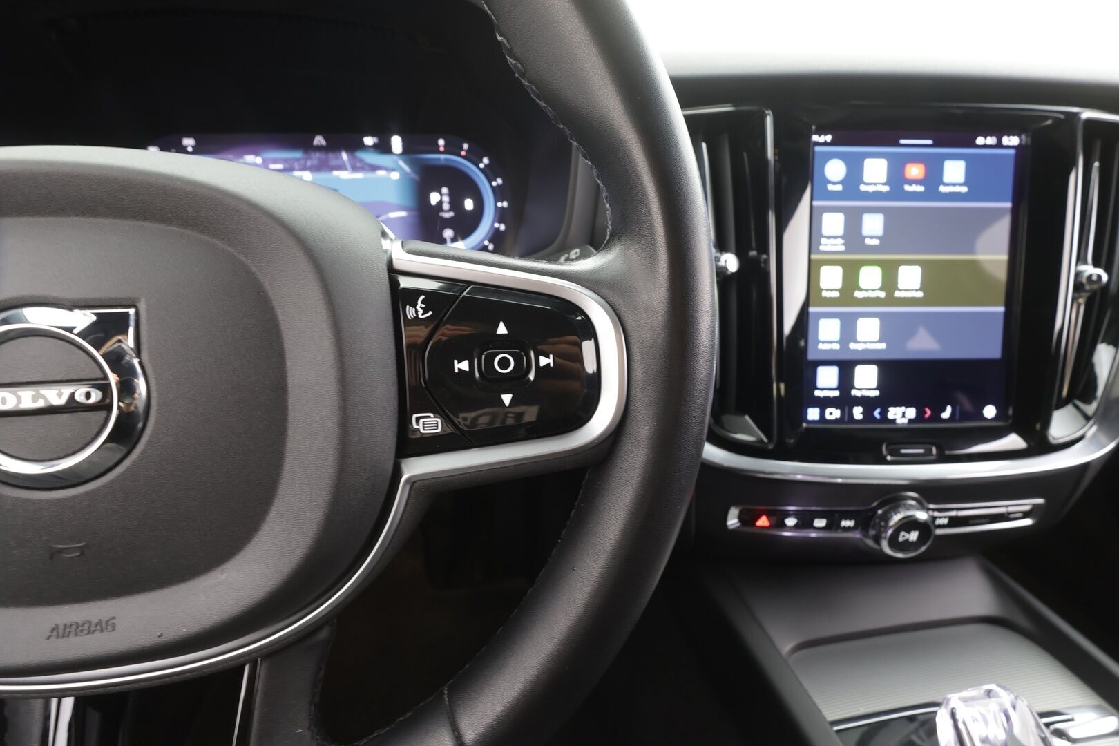 Volvo V60 2023 B4 MHEV Business Plus Dark DCT aut - | ACC | Webasto | Full-LED | H/K | Muistipenkit | P.Kamera | Puolinahat | Keyless | Apple&Android | 1.Om Suomi-auto | Kahdet Renkaat | Merkkihuollettu |