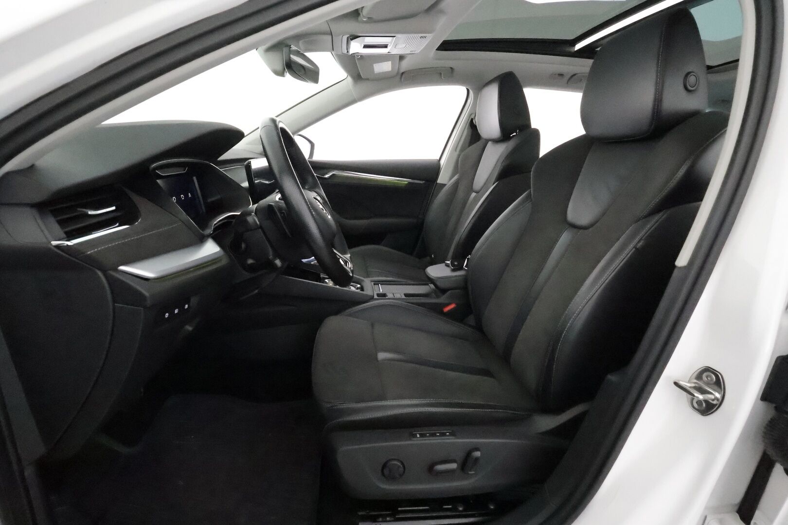 Skoda Octavia 2021 Combi 1,4 TSI PHEV Style iV DSG - Panorama / Webasto / Matrix-LED / ACC / Muistipenkit / P.Kamera / Nahka-acantara / Navi / Kaistavahti**