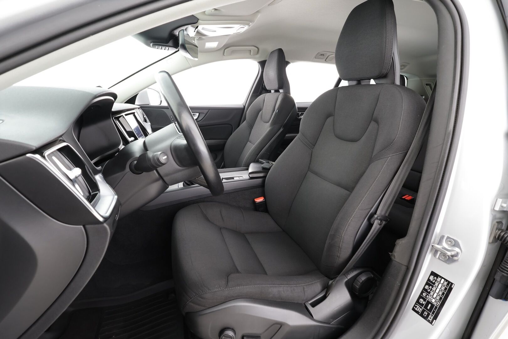 Volvo V60 2020 D3 AWD Momentum aut * ACC / P.kamera / Full LED / Koukku / Webasto / Navi / BLIS * - Kahdet renkaat aluvanteilla - HULLU BLACKWEEK KORKOTARJOUS 2,49%