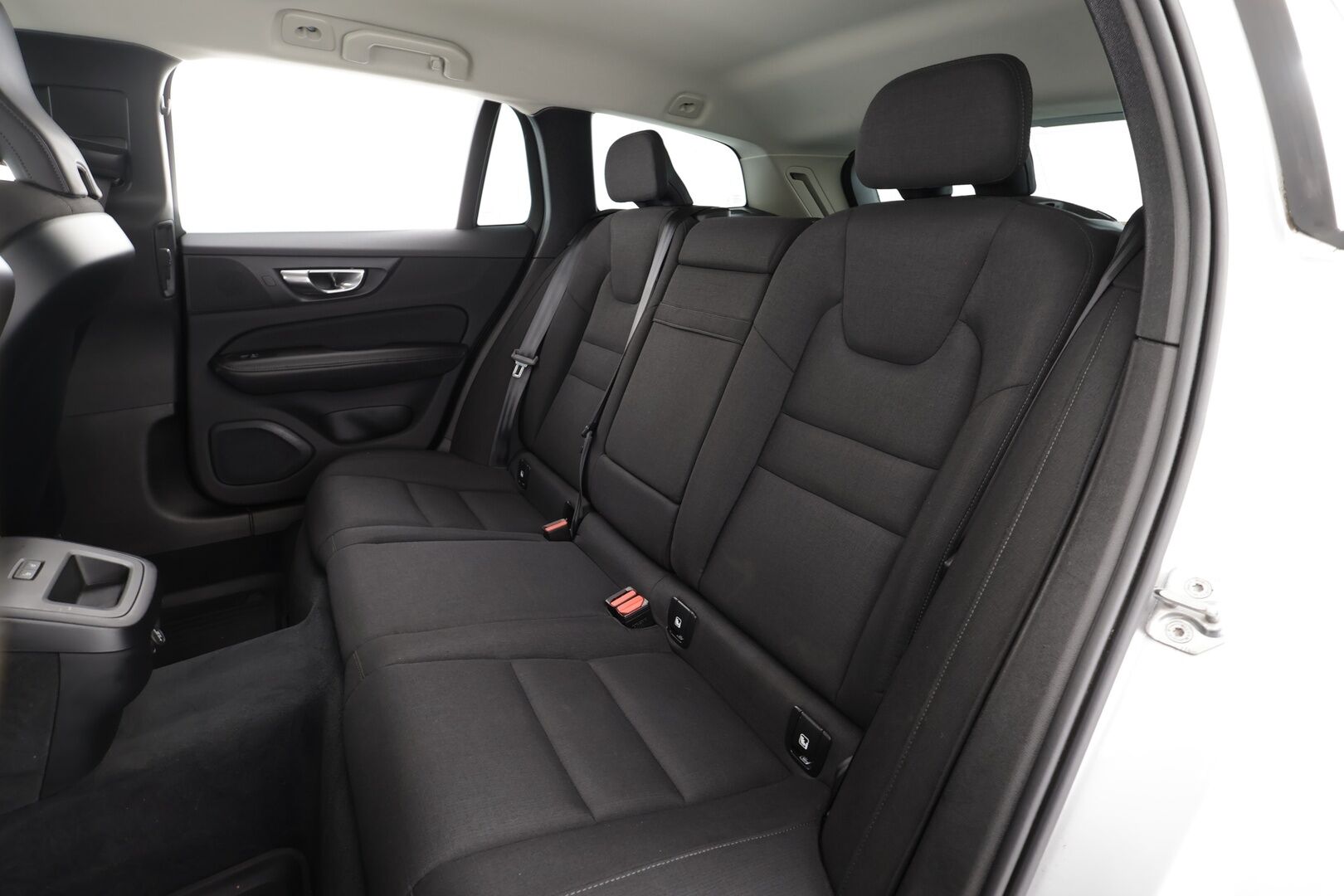 Volvo V60 2020 D3 AWD Momentum aut * ACC / P.kamera / Full LED / Koukku / Webasto / Navi / BLIS * - Kahdet renkaat aluvanteilla - HULLU BLACKWEEK KORKOTARJOUS 2,49%