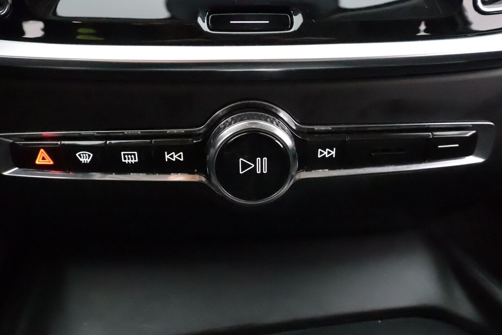 Volvo V60 2020 D3 AWD Momentum aut * ACC / P.kamera / Full LED / Koukku / Webasto / Navi / BLIS * - Kahdet renkaat aluvanteilla - HULLU BLACKWEEK KORKOTARJOUS 2,49%