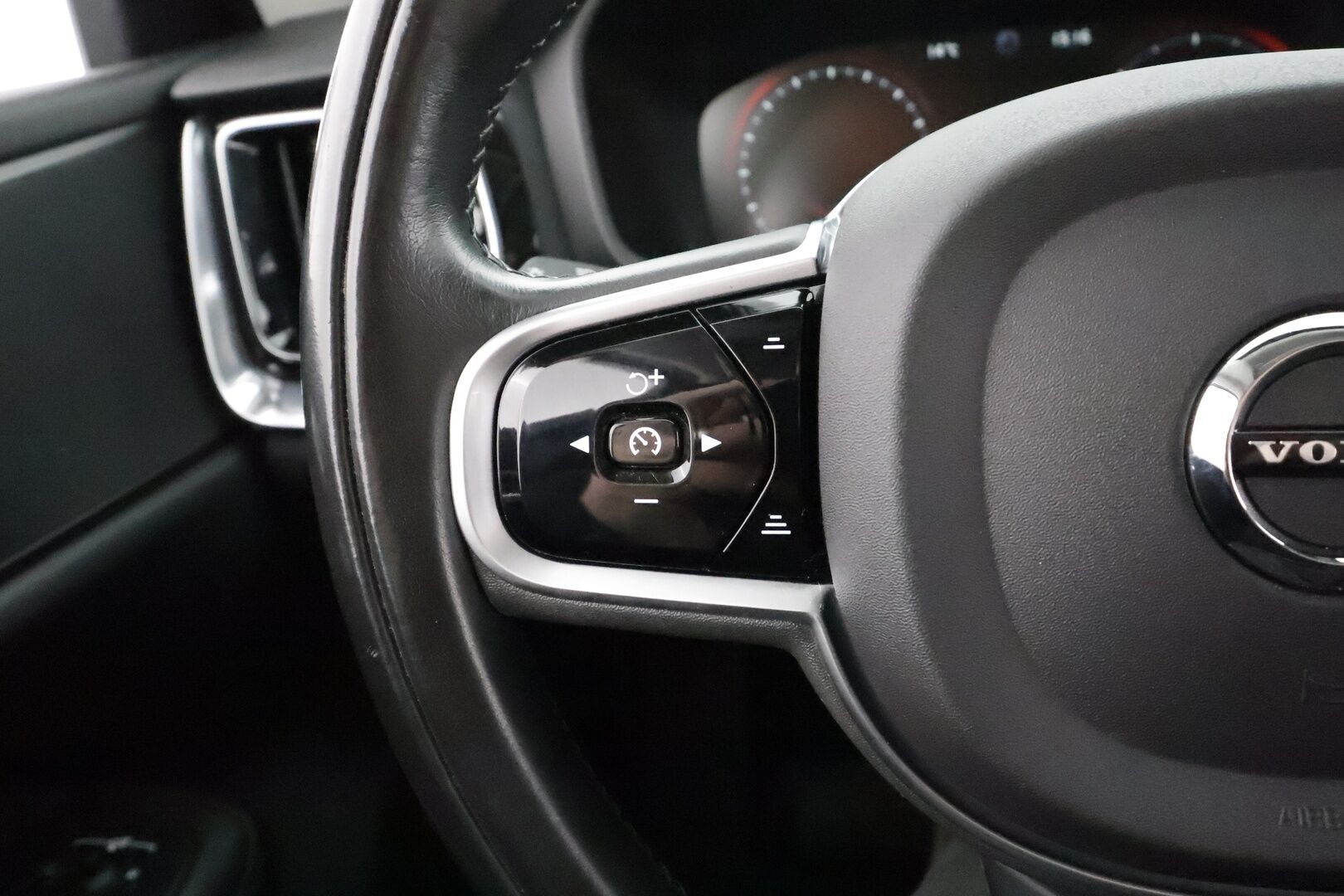 Volvo V60 2020 D3 AWD Momentum aut * ACC / P.kamera / Full LED / Koukku / Webasto / Navi / BLIS * - Kahdet renkaat aluvanteilla - HULLU BLACKWEEK KORKOTARJOUS 2,49%