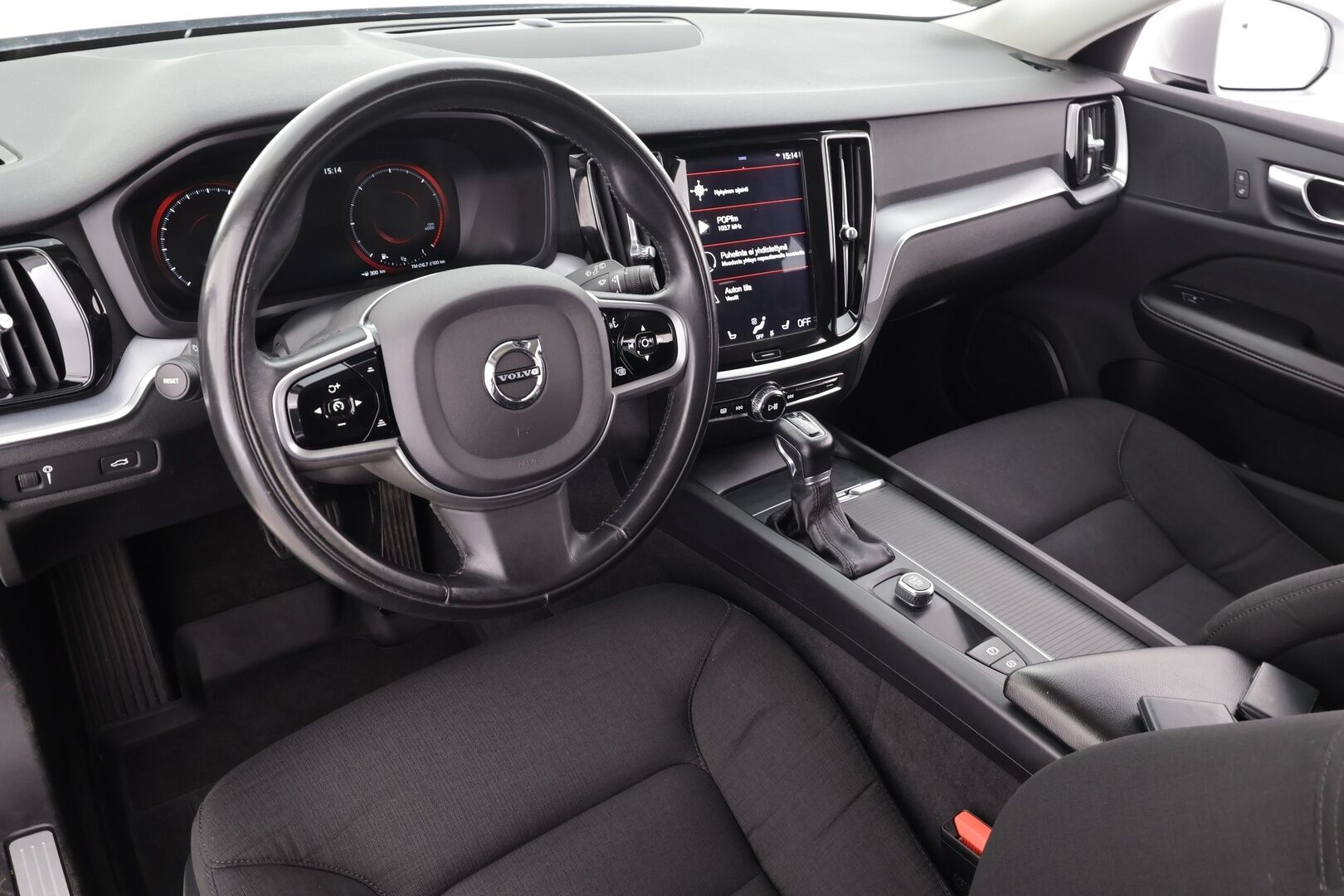 Volvo V60 2020 D3 AWD Momentum aut * ACC / P.kamera / Full LED / Koukku / Webasto / Navi / BLIS * - Kahdet renkaat aluvanteilla - HULLU BLACKWEEK KORKOTARJOUS 2,49%