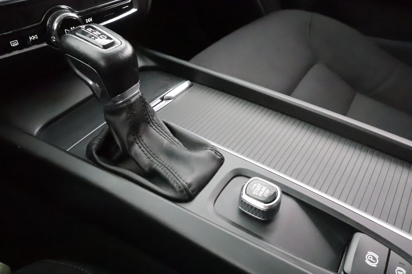 Volvo V60 2020 D3 AWD Momentum aut * ACC / P.kamera / Full LED / Koukku / Webasto / Navi / BLIS * - Kahdet renkaat aluvanteilla - HULLU BLACKWEEK KORKOTARJOUS 2,49%