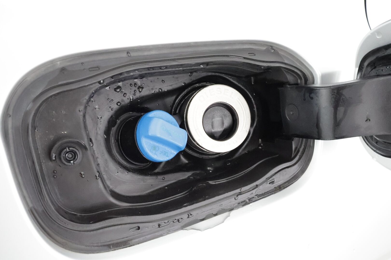 Volvo V60 2020 D3 AWD Momentum aut * ACC / P.kamera / Full LED / Koukku / Webasto / Navi / BLIS * - Kahdet renkaat aluvanteilla - HULLU BLACKWEEK KORKOTARJOUS 2,49%