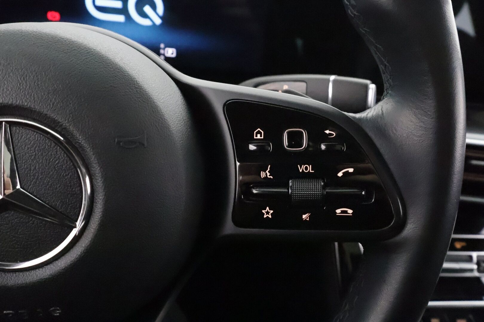 Mercedes-Benz EQC 2022 400 Electric Art * Distronic+ / HUD / 360° / Midline / Muistipenkit / Koukku / Lasikattoluukku / Keyless / Nahat / Widescreen / Navi * - Kahdet renkaat aluvanteilla / Merkkihuollettu