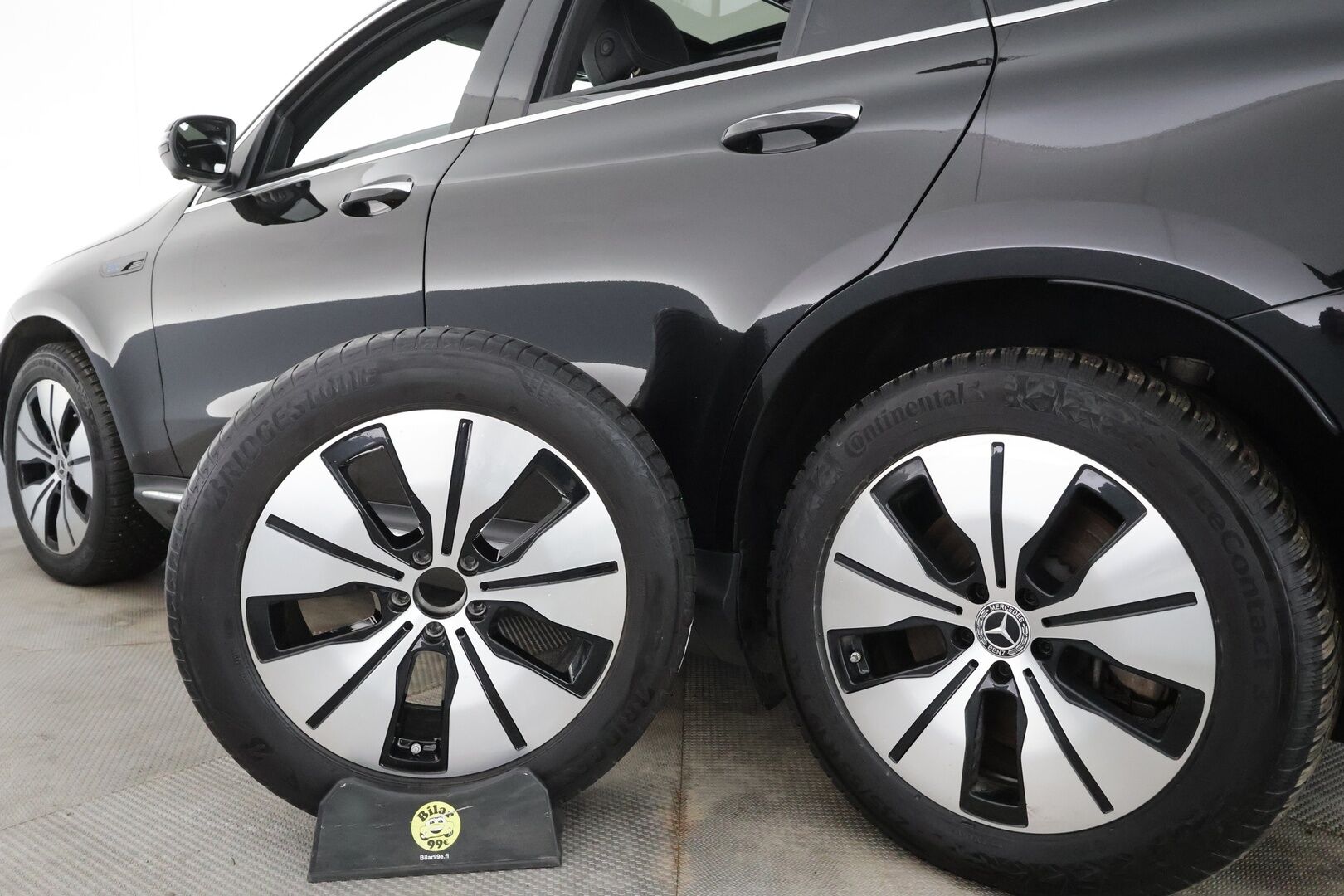 Mercedes-Benz EQC 2022 400 Electric Art * Distronic+ / HUD / 360° / Midline / Muistipenkit / Koukku / Lasikattoluukku / Keyless / Nahat / Widescreen / Navi * - Kahdet renkaat aluvanteilla / Merkkihuollettu