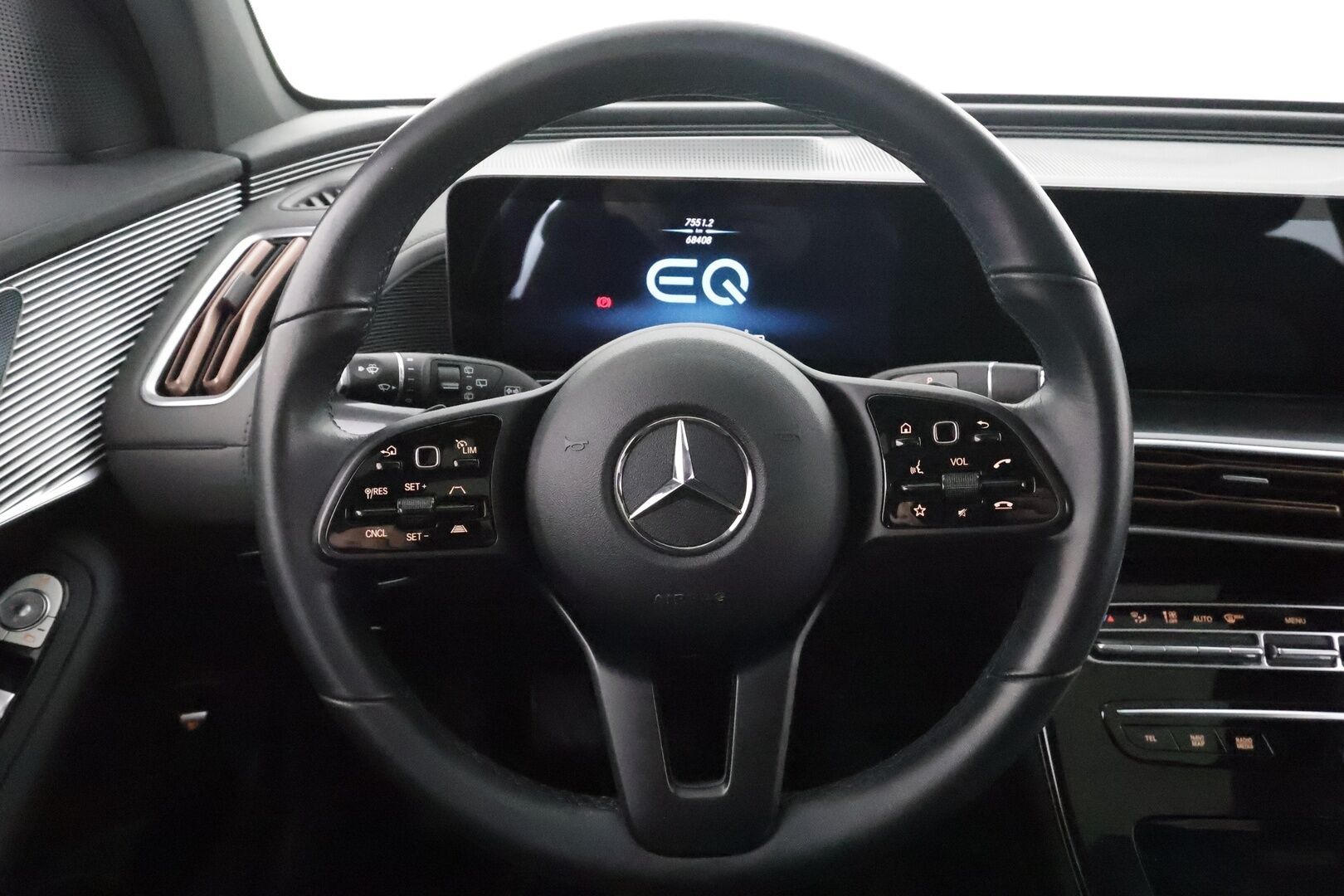 Mercedes-Benz EQC 2022 400 Electric Art * Distronic+ / HUD / 360° / Midline / Muistipenkit / Koukku / Lasikattoluukku / Keyless / Nahat / Widescreen / Navi * - Kahdet renkaat aluvanteilla / Merkkihuollettu