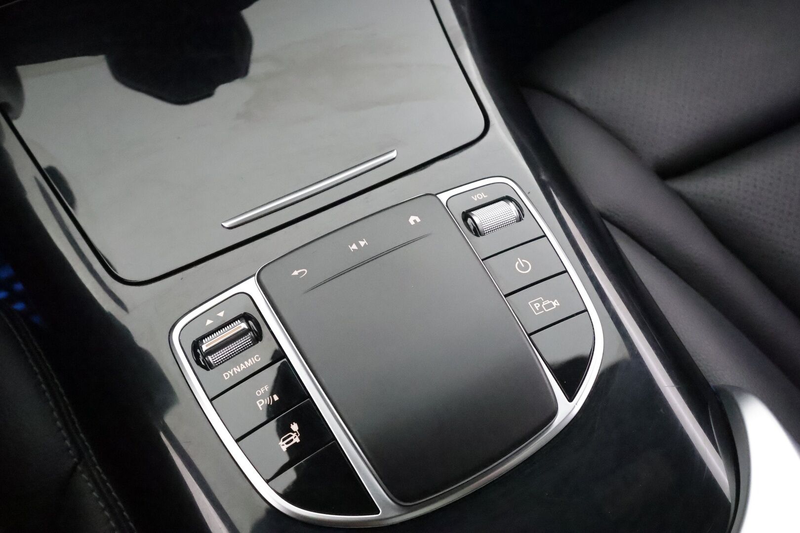 Mercedes-Benz EQC 2022 400 Electric Art * Distronic+ / HUD / 360° / Midline / Muistipenkit / Koukku / Lasikattoluukku / Keyless / Nahat / Widescreen / Navi * - Kahdet renkaat aluvanteilla / Merkkihuollettu