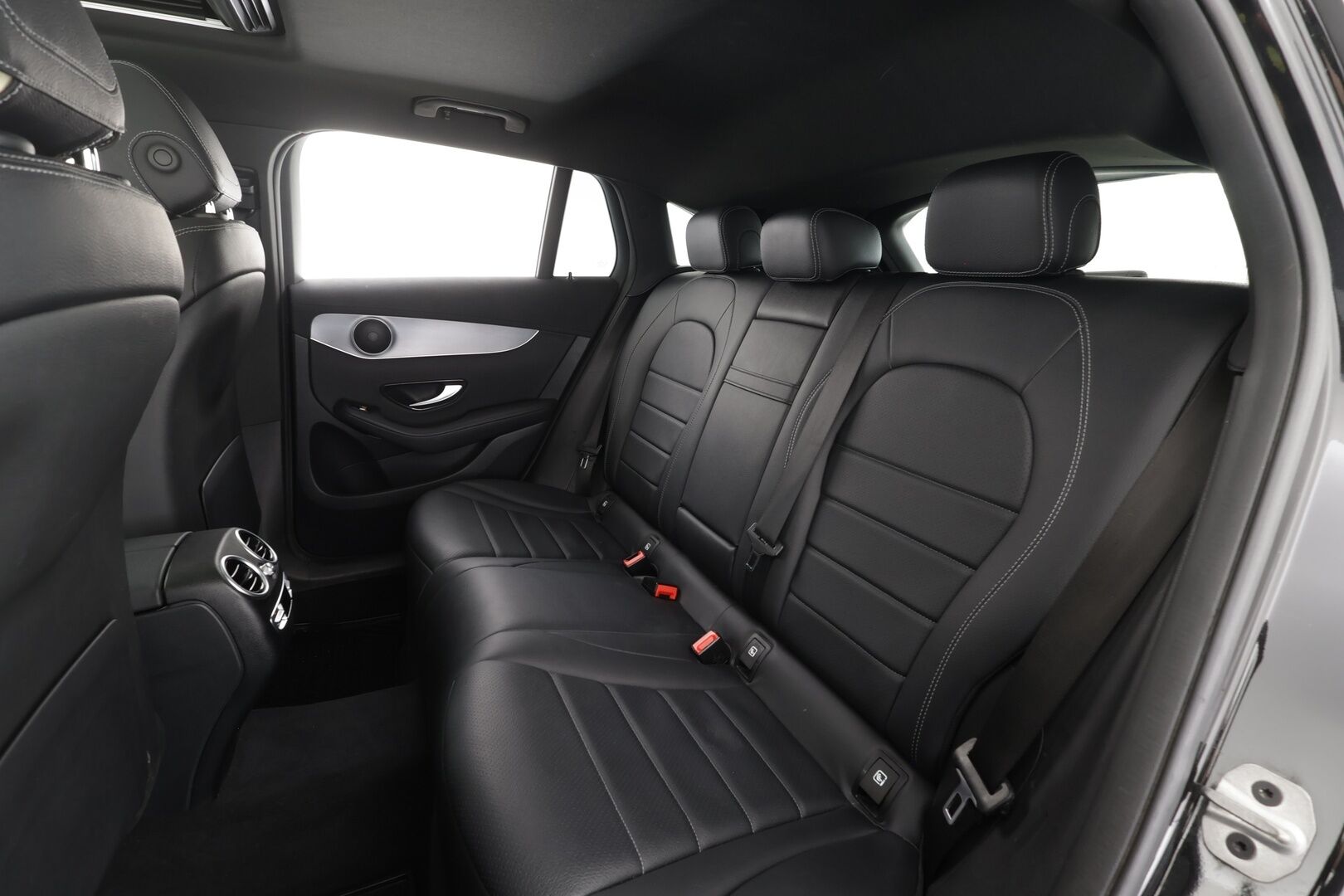 Mercedes-Benz EQC 2022 400 Electric Art * Distronic+ / HUD / 360° / Midline / Muistipenkit / Koukku / Lasikattoluukku / Keyless / Nahat / Widescreen / Navi * - Kahdet renkaat aluvanteilla / Merkkihuollettu