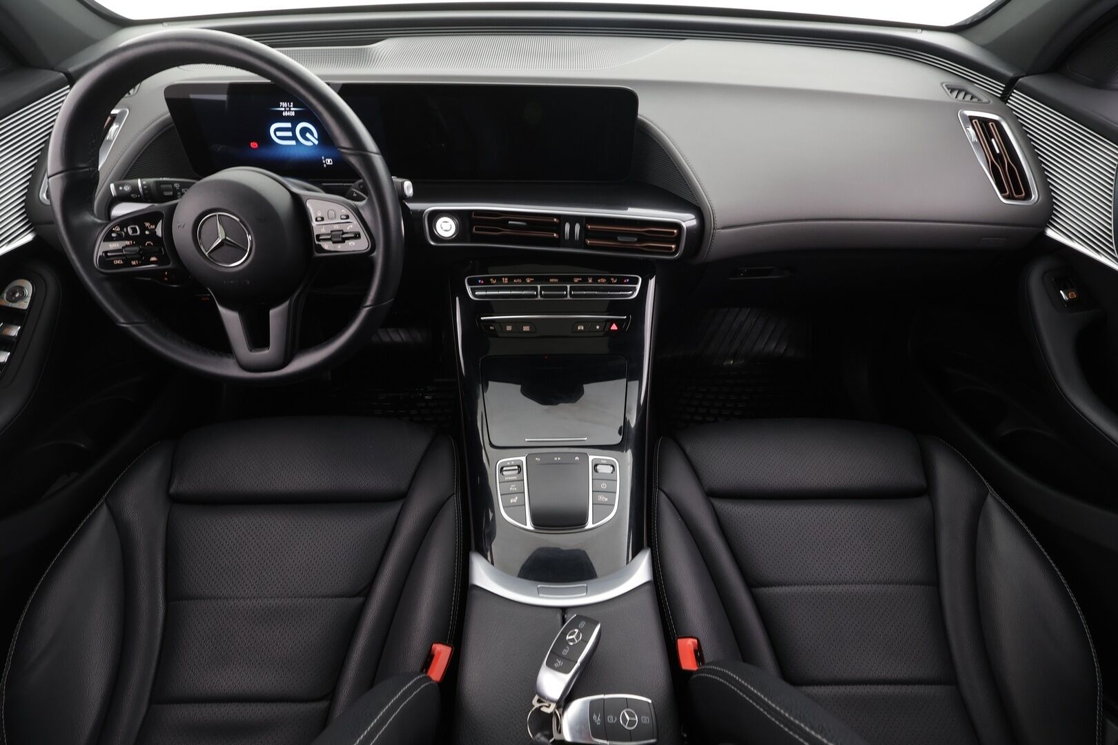 Mercedes-Benz EQC 2022 400 Electric Art * Distronic+ / HUD / 360° / Midline / Muistipenkit / Koukku / Lasikattoluukku / Keyless / Nahat / Widescreen / Navi * - Kahdet renkaat aluvanteilla / Merkkihuollettu