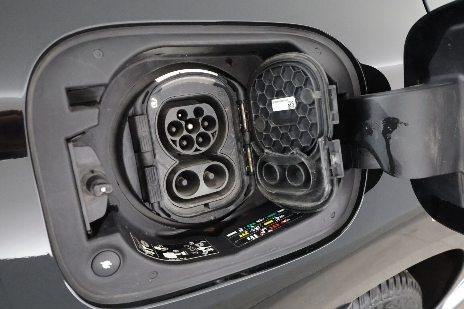 Mercedes-Benz EQC 2022 400 Electric Art * Distronic+ / HUD / 360° / Midline / Muistipenkit / Koukku / Lasikattoluukku / Keyless / Nahat / Widescreen / Navi * - Kahdet renkaat aluvanteilla / Merkkihuollettu