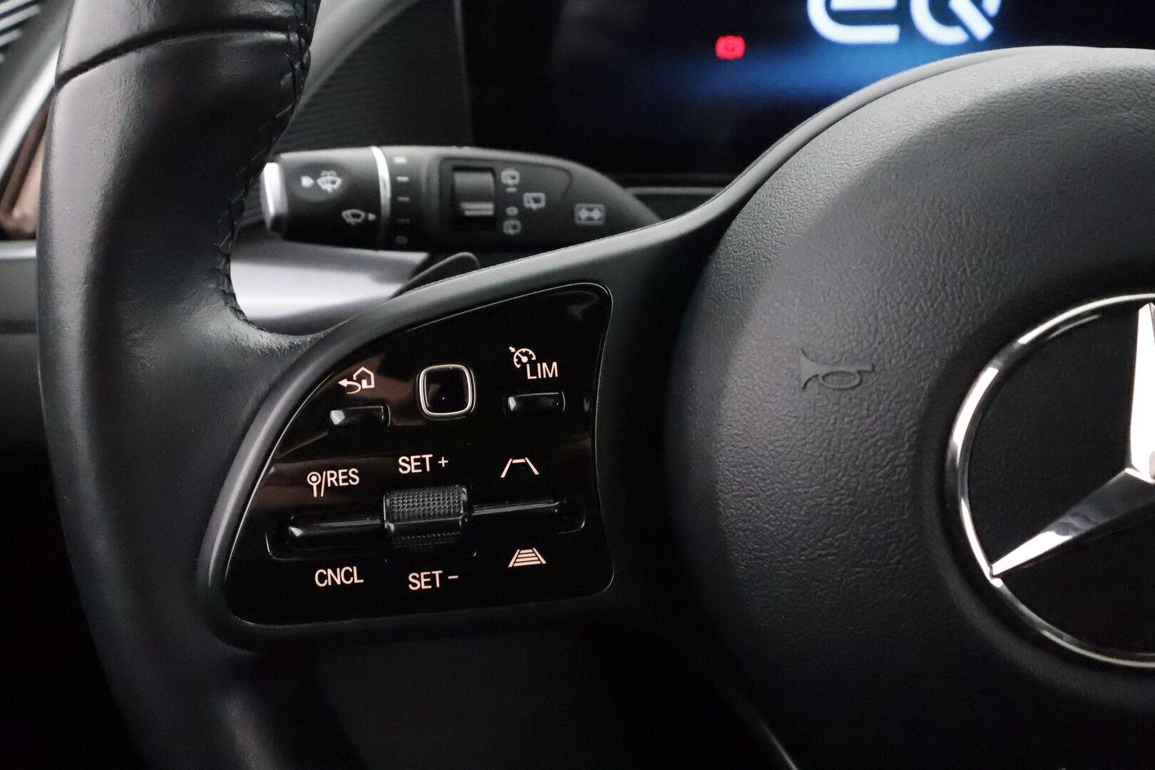 Mercedes-Benz EQC 2022 400 Electric Art * Distronic+ / HUD / 360° / Midline / Muistipenkit / Koukku / Lasikattoluukku / Keyless / Nahat / Widescreen / Navi * - Kahdet renkaat aluvanteilla / Merkkihuollettu