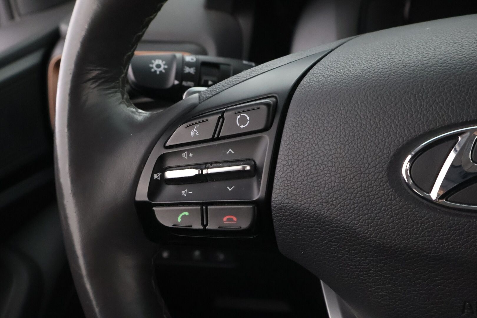 Hyundai IONIQ ELECTRIC 2019 Comfort * Lämpöpumppu / Infinity Premium Audio / Adapt.Vakkari / Peruutuskamera / Ratinlämmitys! - 2x Renkaat aluvantein / Siisti yksilö! 