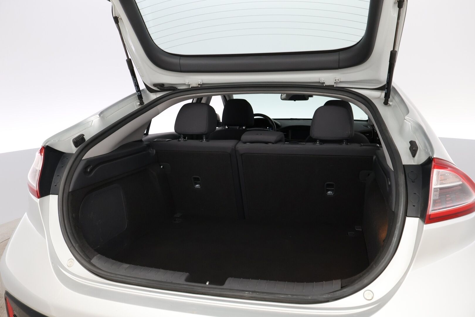 Hyundai IONIQ ELECTRIC 2019 Comfort * Lämpöpumppu / Infinity Premium Audio / Adapt.Vakkari / Peruutuskamera / Ratinlämmitys! - 2x Renkaat aluvantein / Siisti yksilö! 