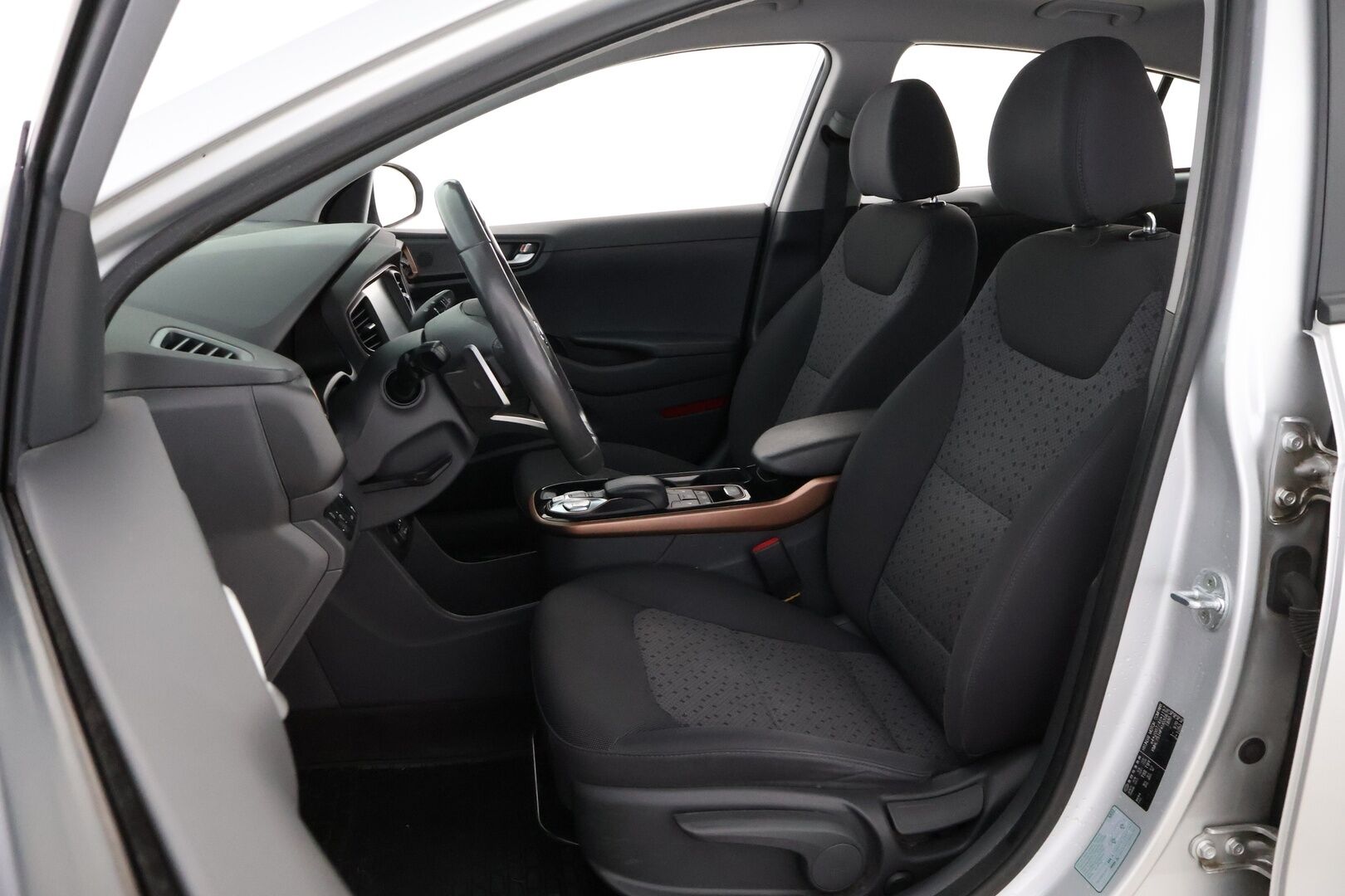 Hyundai IONIQ ELECTRIC 2019 Comfort * Lämpöpumppu / Infinity Premium Audio / Adapt.Vakkari / Peruutuskamera / Ratinlämmitys! - 2x Renkaat aluvantein / Siisti yksilö! 