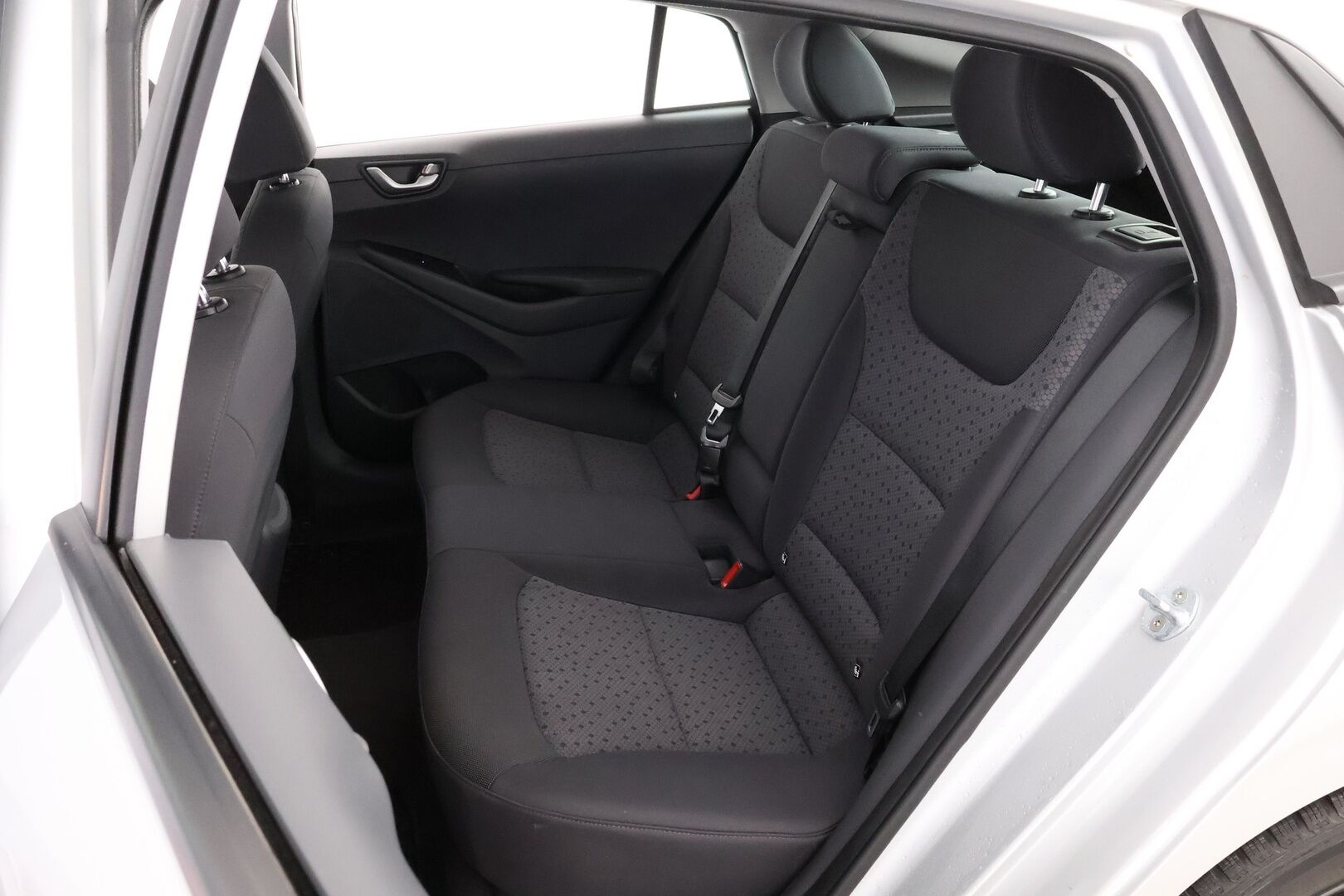 Hyundai IONIQ ELECTRIC 2019 Comfort * Lämpöpumppu / Infinity Premium Audio / Adapt.Vakkari / Peruutuskamera / Ratinlämmitys! - 2x Renkaat aluvantein / Siisti yksilö! 