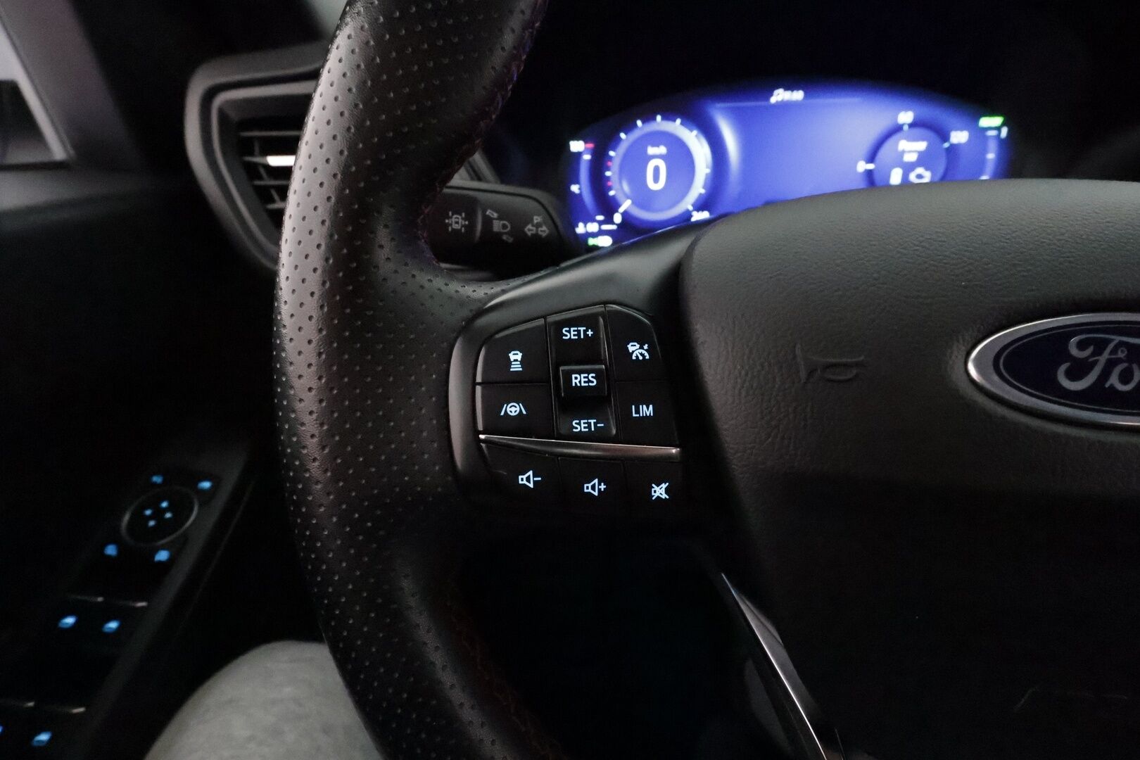 Ford Kuga 2022 2,5 Hybrid (HEV) 190hv CVT AWD ST-Line X *ACC / P.kamera / LED / Navi / Sähköpenkki / B&O / Koukku* - Lohkolämmitin / 1.Om Suomi-auto / Kahdet renkaat aluvanteilla 