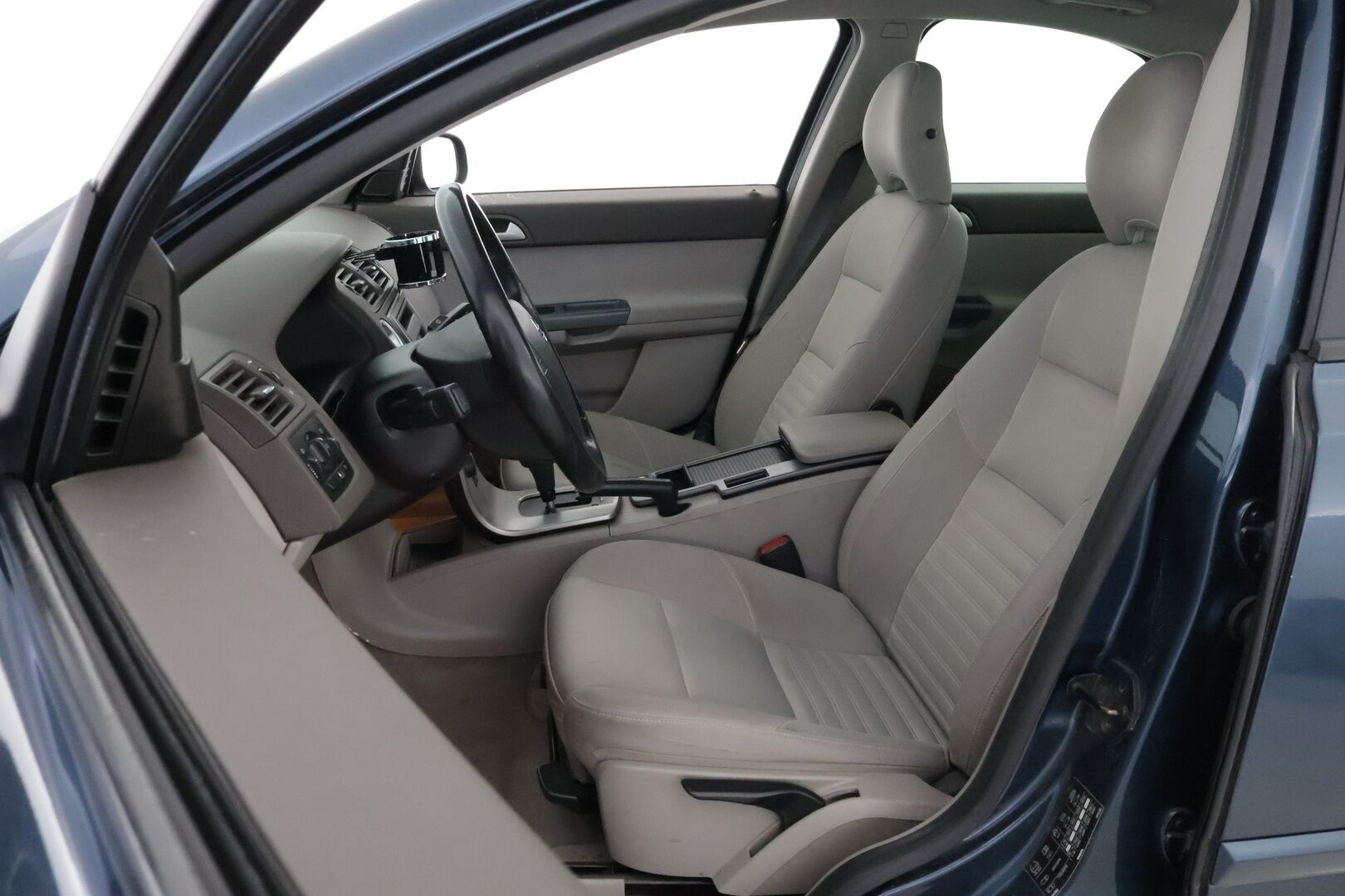 Volvo S40 2008 2,0D (136 hv) Kinetic aut - *Vakionopeudensäädin / Lohko+sisä / 2x-renkaat / Katsastus 07/2026!! - MYYDÄÄN HUUTOKAUPAT.COMISSA!!*