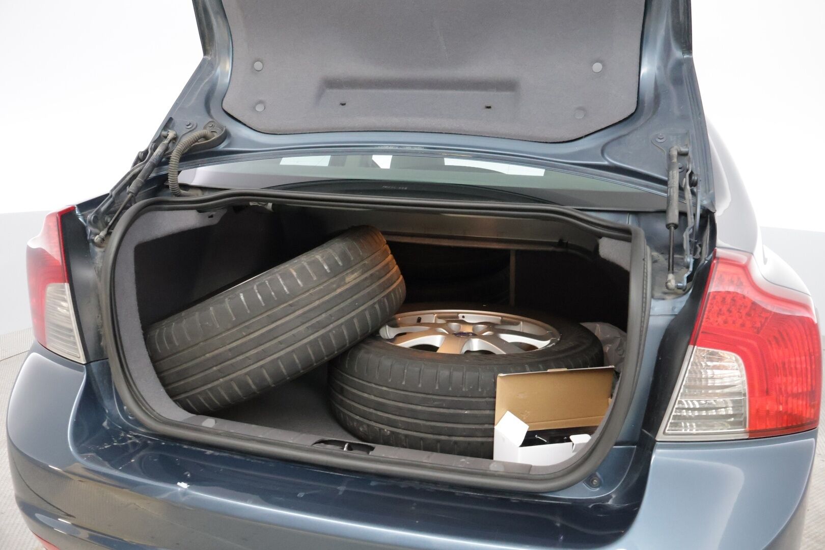 Volvo S40 2008 2,0D (136 hv) Kinetic aut - *Vakionopeudensäädin / Lohko+sisä / 2x-renkaat / Katsastus 07/2026!! - MYYDÄÄN HUUTOKAUPAT.COMISSA!!*