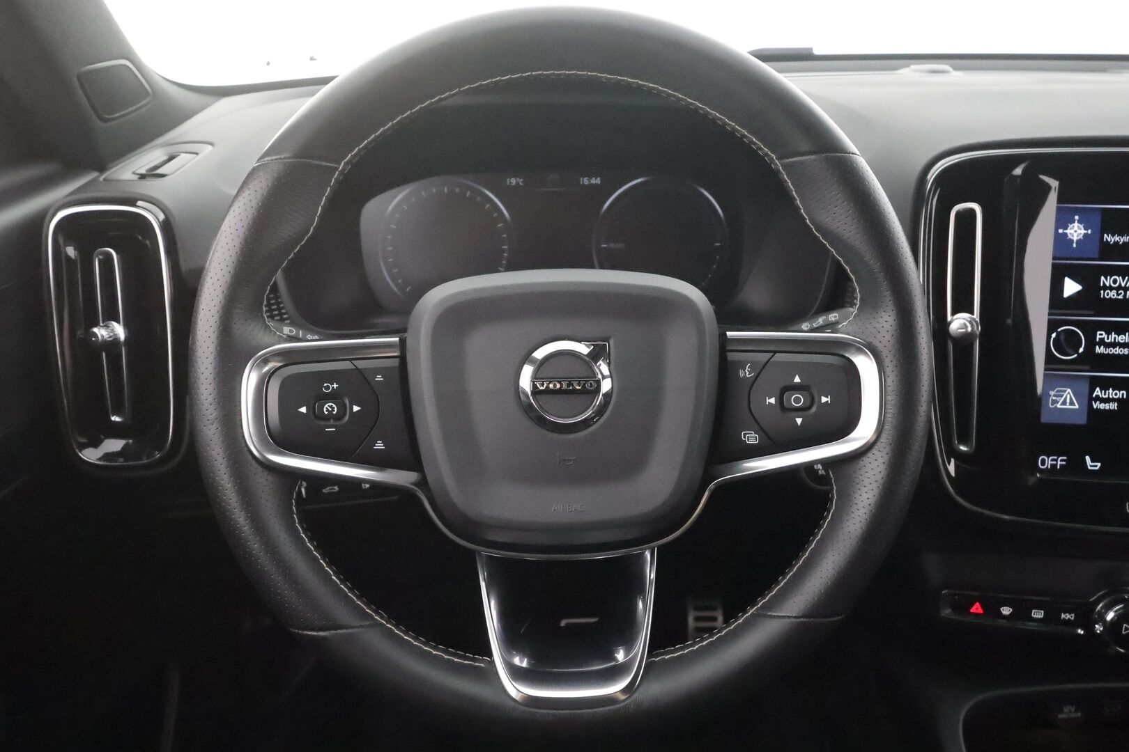 Volvo XC40 2021 T5 TwE Business R-Design aut - | ACC | Webasto | Sporttipenkit | Nahka-alcantara | P.kamera | Pilot Assist | BLIS | Full-LED | Keyless | P.kamera | Apple & Android | 