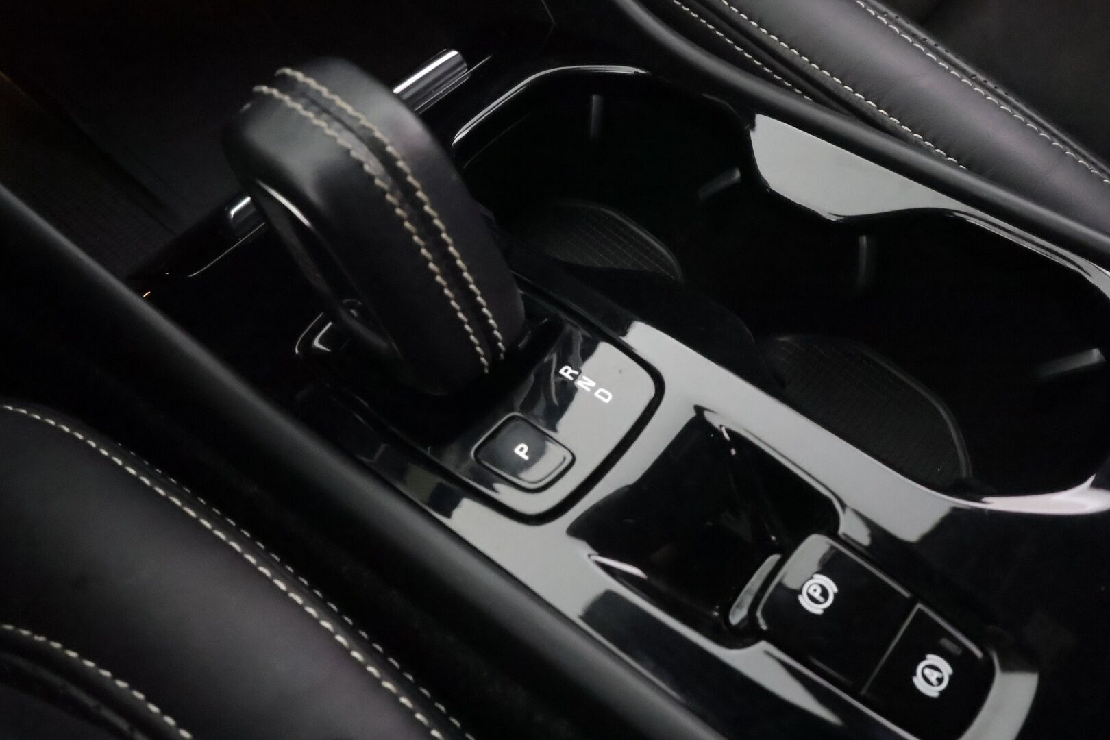 Volvo XC40 2021 T5 TwE Business R-Design aut - | ACC | Webasto | Sporttipenkit | Nahka-alcantara | P.kamera | Pilot Assist | BLIS | Full-LED | Keyless | P.kamera | Apple & Android | 