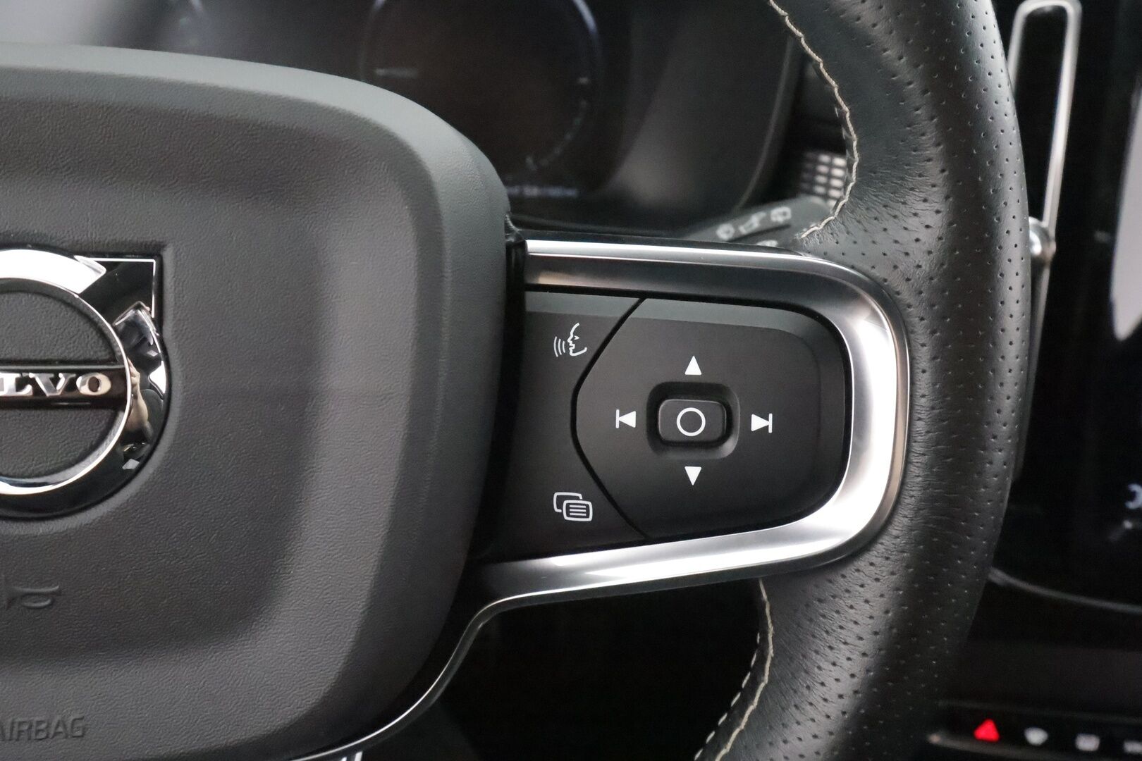 Volvo XC40 2021 T5 TwE Business R-Design aut - | ACC | Webasto | Sporttipenkit | Nahka-alcantara | P.kamera | Pilot Assist | BLIS | Full-LED | Keyless | P.kamera | Apple & Android | 