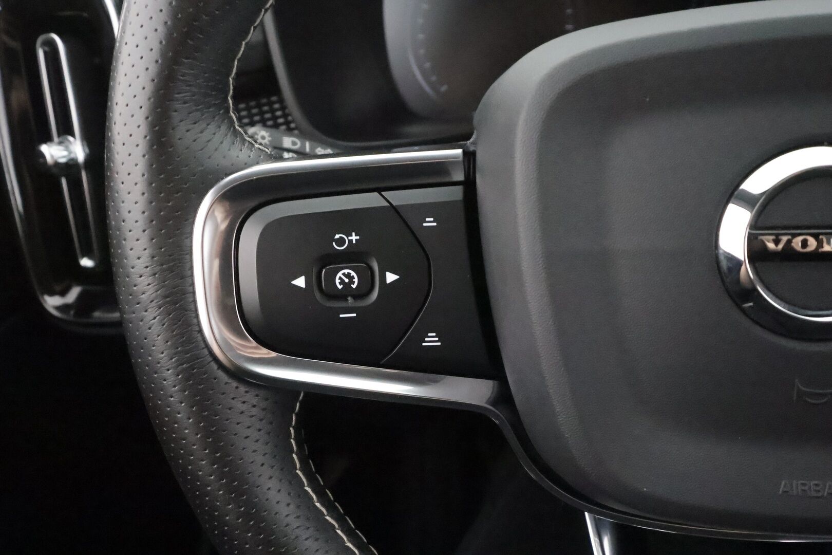 Volvo XC40 2021 T5 TwE Business R-Design aut - | ACC | Webasto | Sporttipenkit | Nahka-alcantara | P.kamera | Pilot Assist | BLIS | Full-LED | Keyless | P.kamera | Apple & Android | 