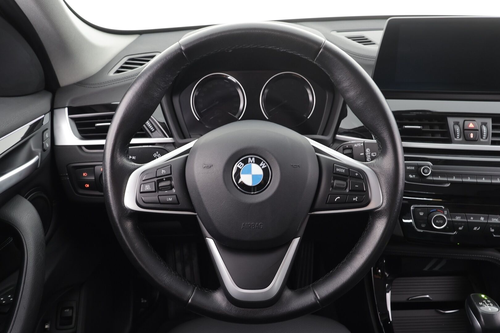 BMW X1 2020 F48 xDrive25e A Charged Edition Sport * 1.Om Suomi-auto / HUD / Navi / Vakkari / LED / P.tutka / Puolinahat * - Akku kuntotarkastettu SoH 89% / Kahdet renkaat aluvanteilla / Merkkihuollettu