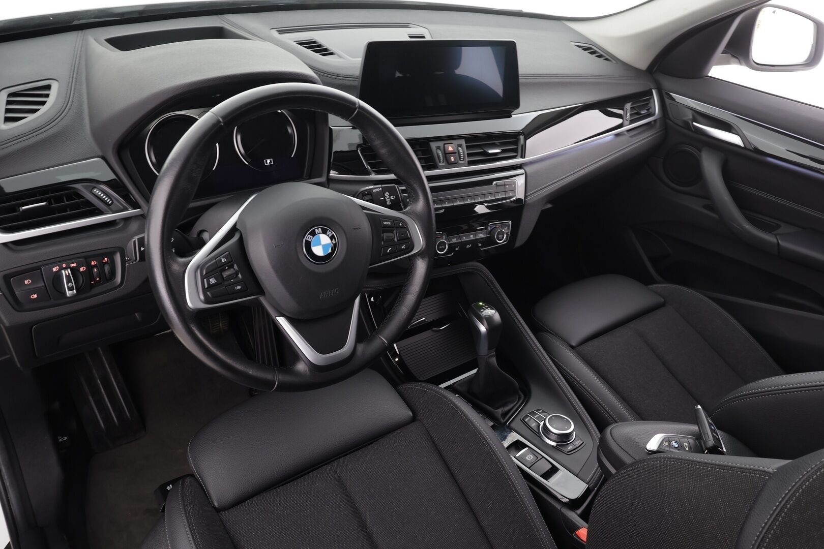 BMW X1 2020 F48 xDrive25e A Charged Edition Sport * 1.Om Suomi-auto / HUD / Navi / Vakkari / LED / P.tutka / Puolinahat * - Kahdet renkaat aluvanteilla / Merkkihuollettu