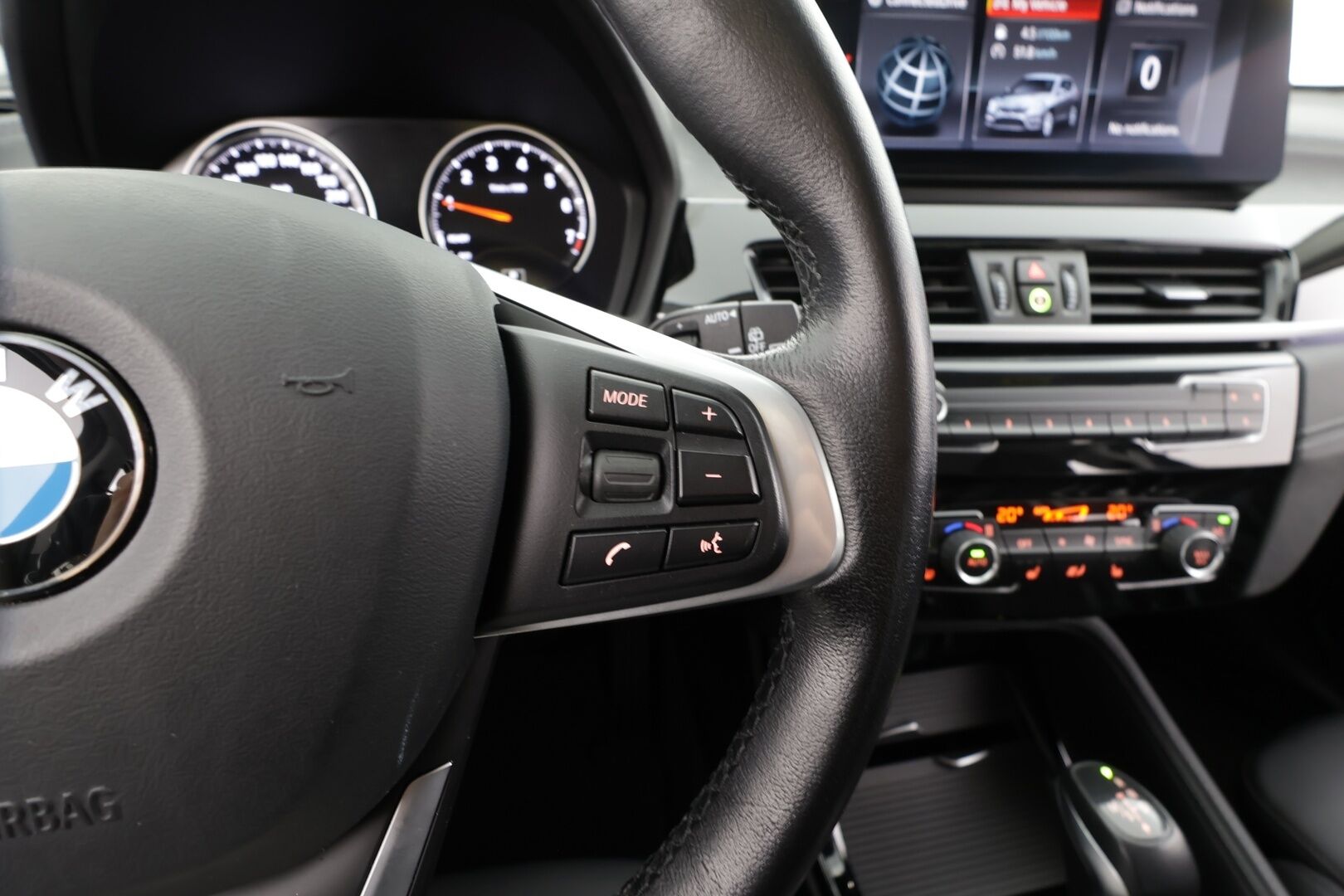 BMW X1 2020 F48 xDrive25e A Charged Edition Sport * 1.Om Suomi-auto / HUD / Navi / Vakkari / LED / P.tutka / Puolinahat * - Kahdet renkaat aluvanteilla / Merkkihuollettu