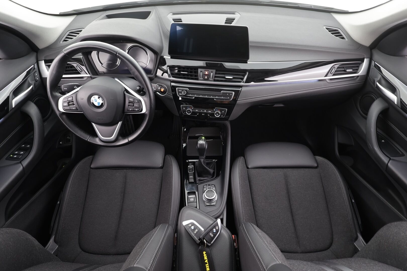 BMW X1 2020 F48 xDrive25e A Charged Edition Sport * 1.Om Suomi-auto / HUD / Navi / Vakkari / LED / P.tutka / Puolinahat * - Kahdet renkaat aluvanteilla / Merkkihuollettu