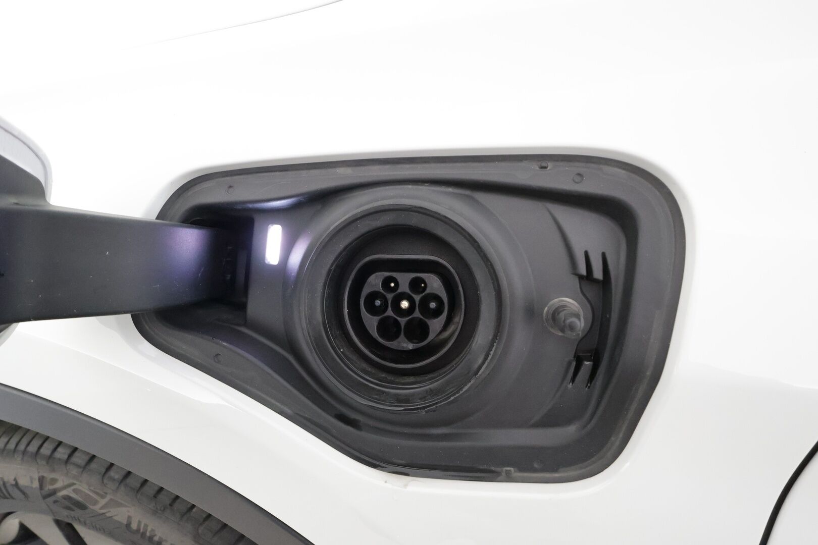 BMW X1 2020 F48 xDrive25e A Charged Edition Sport * 1.Om Suomi-auto / HUD / Navi / Vakkari / LED / P.tutka / Puolinahat * - Akku kuntotarkastettu SoH 89% / Kahdet renkaat aluvanteilla / Merkkihuollettu