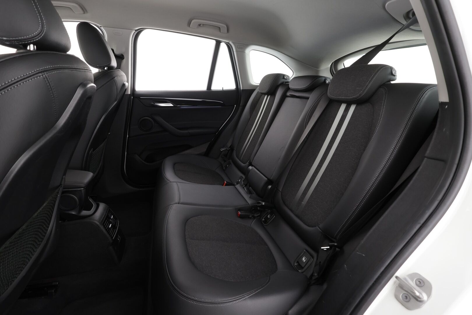 BMW X1 2020 F48 xDrive25e A Charged Edition Sport * 1.Om Suomi-auto / HUD / Navi / Vakkari / LED / P.tutka / Puolinahat * - Akku kuntotarkastettu SoH 89% / Kahdet renkaat aluvanteilla / Merkkihuollettu