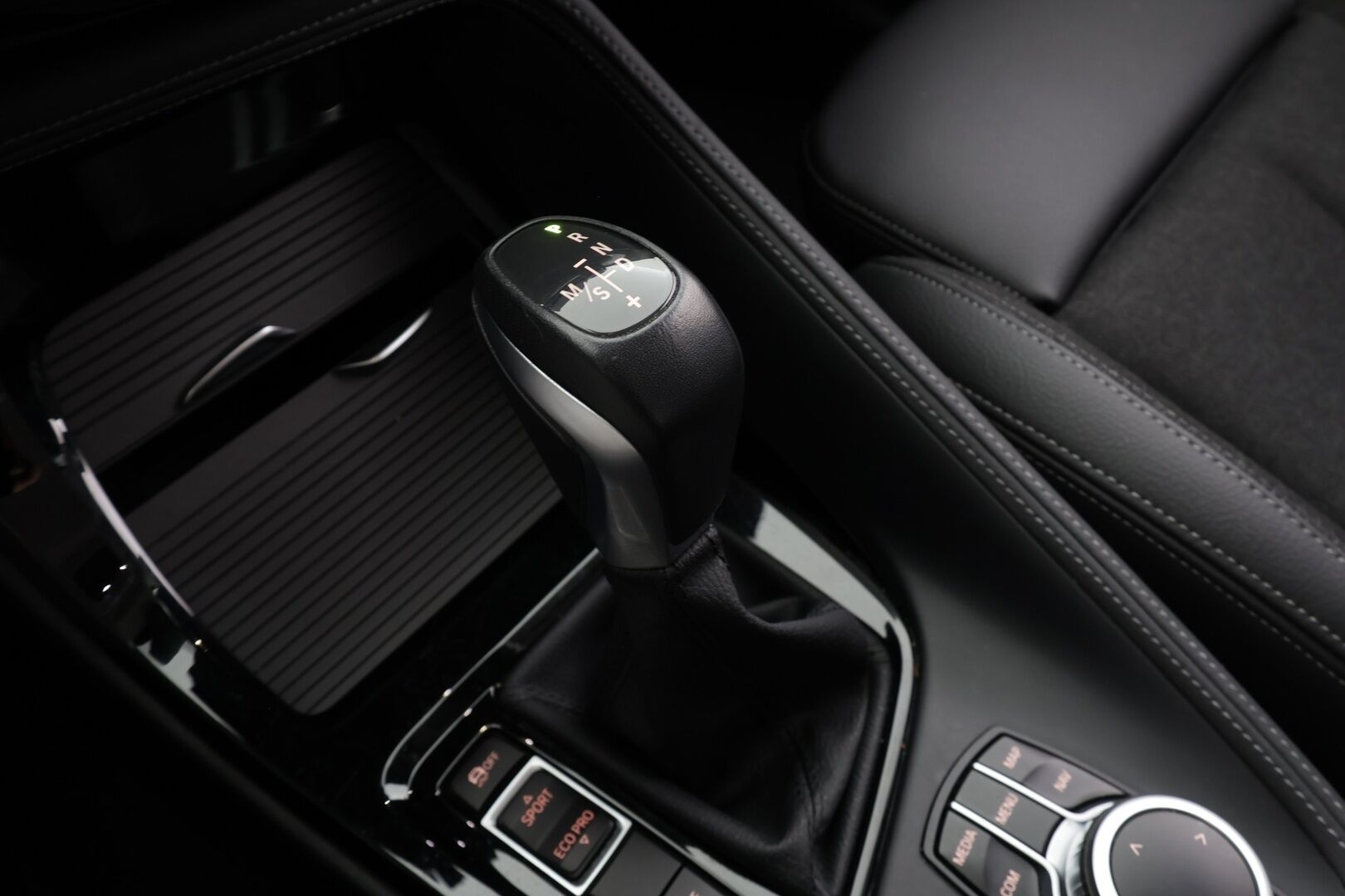 BMW X1 2020 F48 xDrive25e A Charged Edition Sport * 1.Om Suomi-auto / HUD / Navi / Vakkari / LED / P.tutka / Puolinahat * - Akku kuntotarkastettu SoH 89% / Kahdet renkaat aluvanteilla / Merkkihuollettu