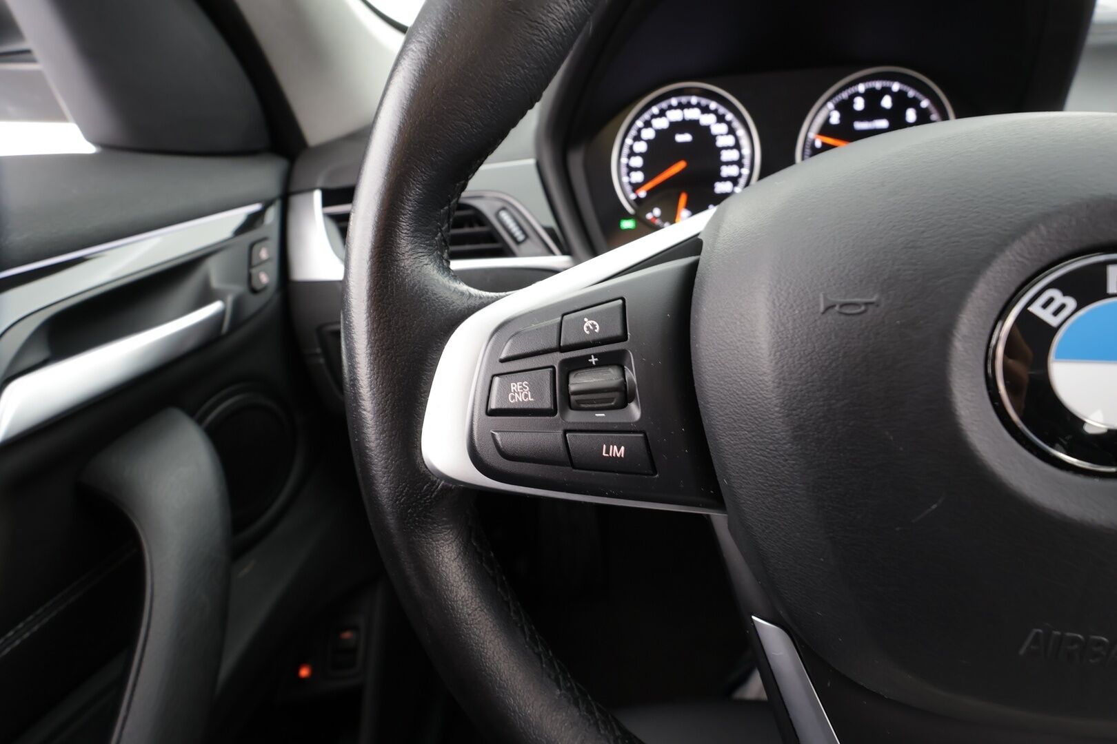 BMW X1 2020 F48 xDrive25e A Charged Edition Sport * 1.Om Suomi-auto / HUD / Navi / Vakkari / LED / P.tutka / Puolinahat * - Kahdet renkaat aluvanteilla / Merkkihuollettu