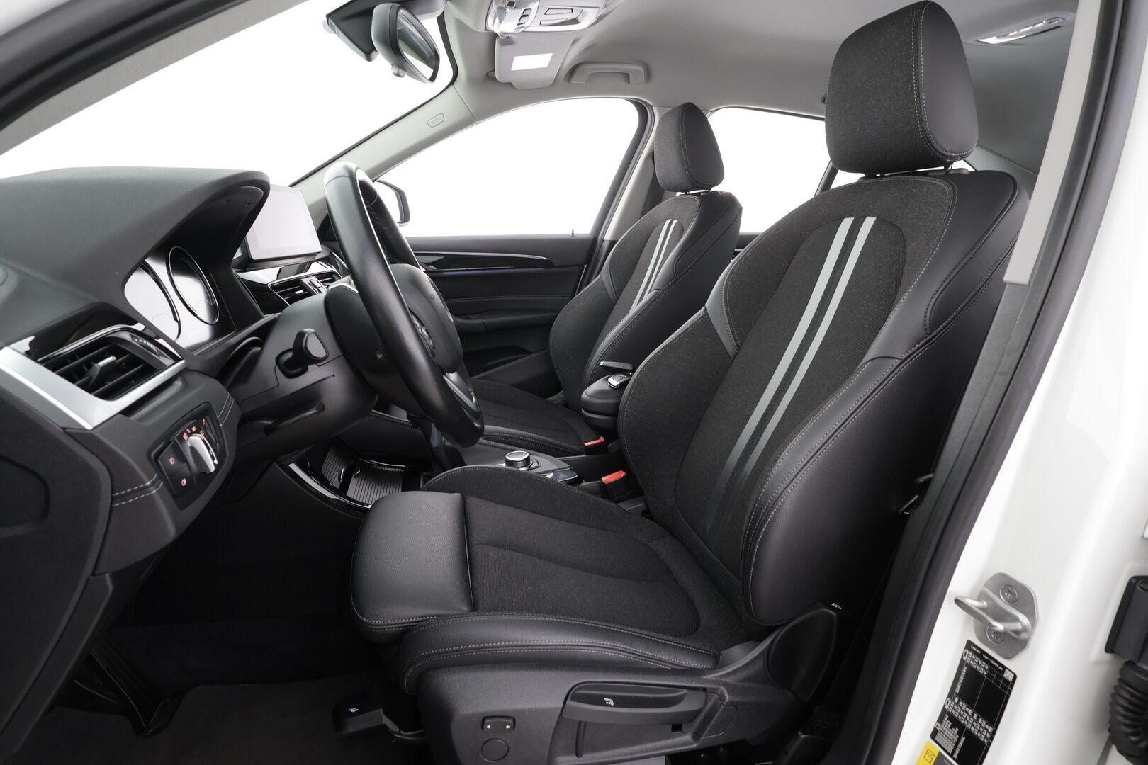 BMW X1 2020 F48 xDrive25e A Charged Edition Sport * 1.Om Suomi-auto / HUD / Navi / Vakkari / LED / P.tutka / Puolinahat * - Kahdet renkaat aluvanteilla / Merkkihuollettu