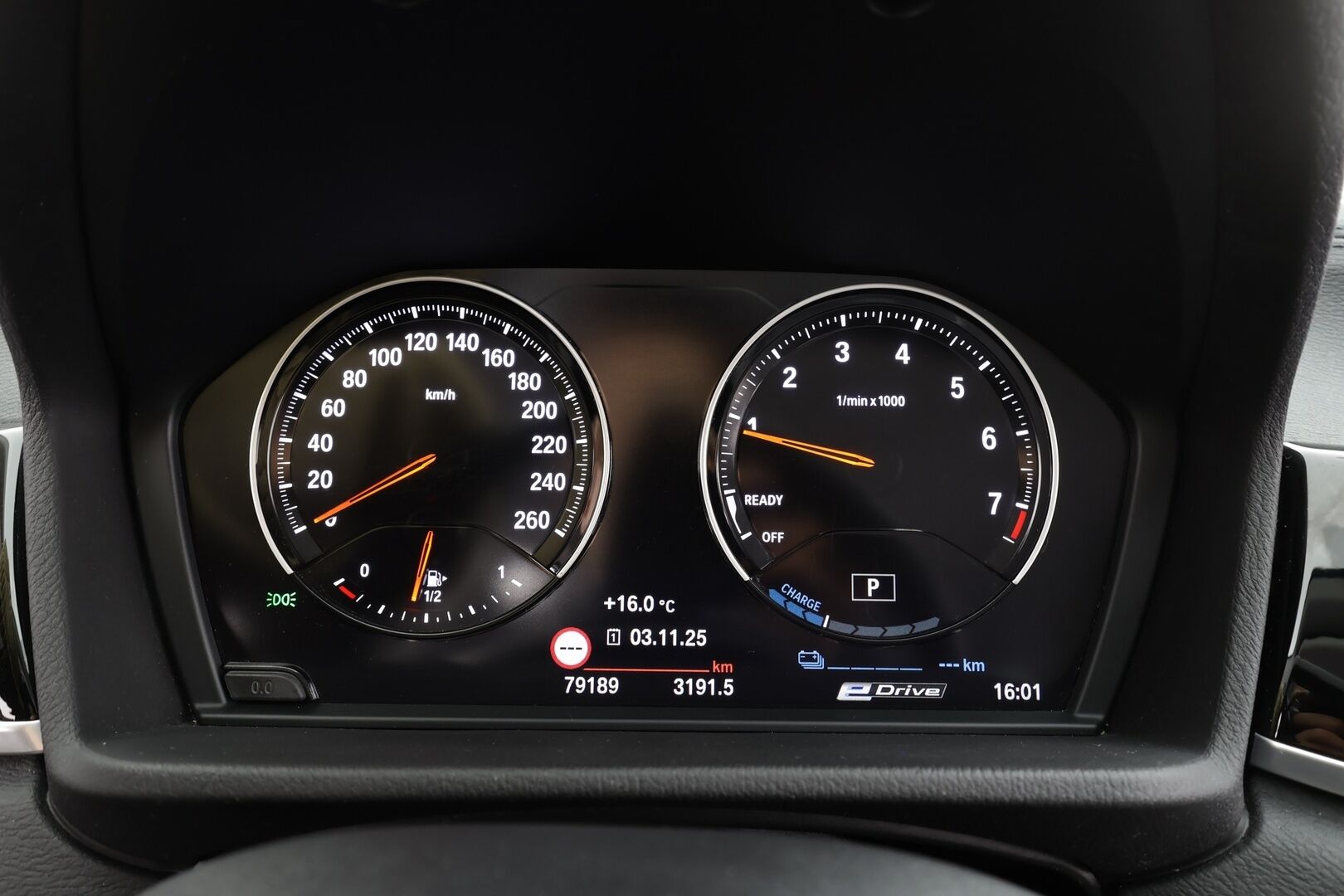 BMW X1 2020 F48 xDrive25e A Charged Edition Sport * 1.Om Suomi-auto / HUD / Navi / Vakkari / LED / P.tutka / Puolinahat * - Kahdet renkaat aluvanteilla / Merkkihuollettu