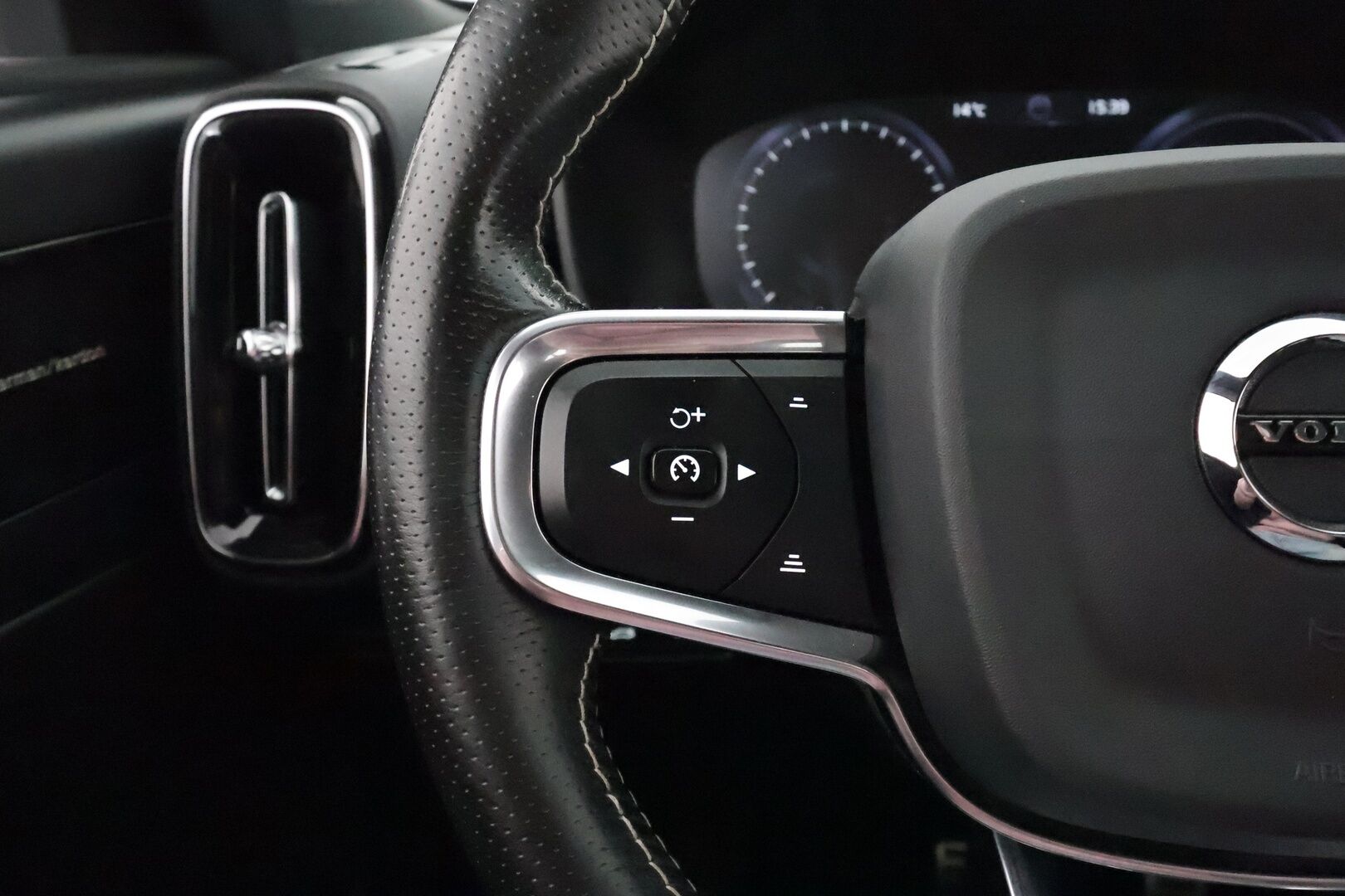 Volvo XC40 2021 T5 TwE Business R-Design aut - 3,99 % KORKOTARJOUS TÄHÄN AUTOON - 31.5. ASTI! - 1.om Suomi-auto / Urheiluistuimet / Webasto / Adapt.vakkari / Harman/Kardon / P. Kamera / KeylessGo / 2x Renkaat!