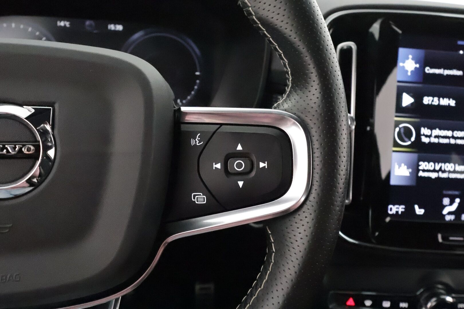 Volvo XC40 2021 T5 TwE Business R-Design aut - 3,99 % KORKOTARJOUS TÄHÄN AUTOON - 31.5. ASTI! - 1.om Suomi-auto / Urheiluistuimet / Webasto / Adapt.vakkari / Harman/Kardon / P. Kamera / KeylessGo / 2x Renkaat!