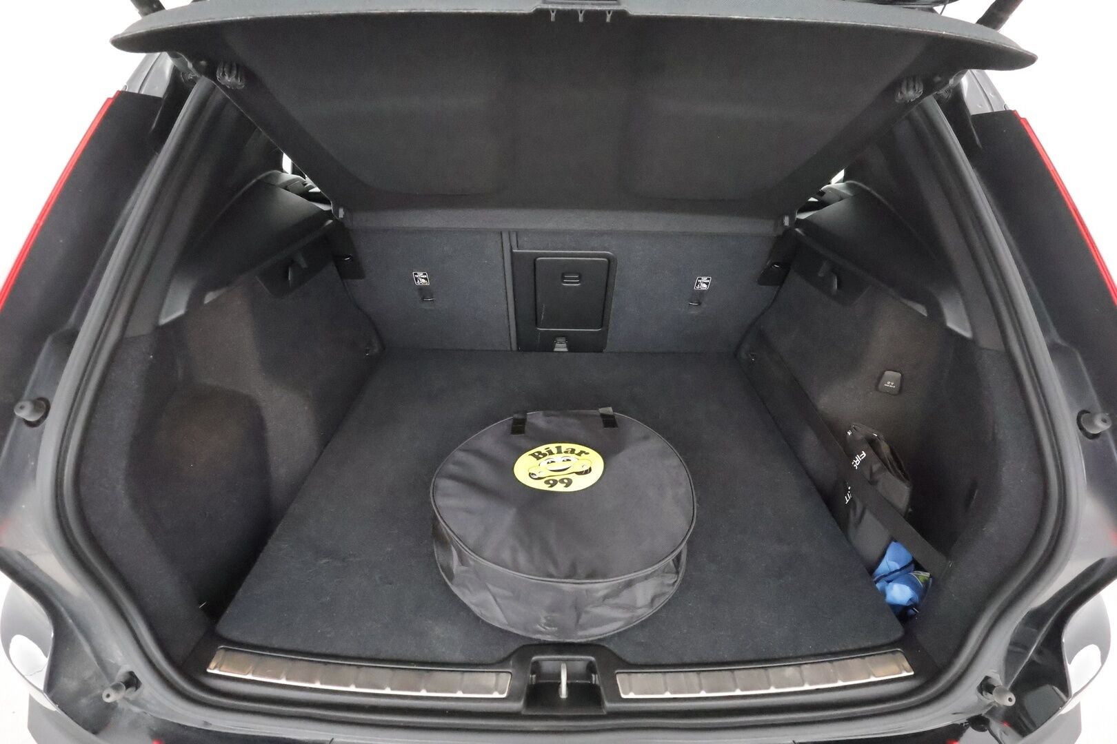 Volvo XC40 2021 T5 TwE Business R-Design aut - 3,99 % KORKOTARJOUS TÄHÄN AUTOON - 31.5. ASTI! - 1.om Suomi-auto / Urheiluistuimet / Webasto / Adapt.vakkari / Harman/Kardon / P. Kamera / KeylessGo / 2x Renkaat!