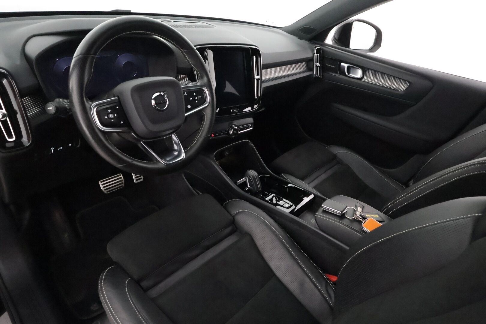 Volvo XC40 2021 T5 TwE Business R-Design aut - 3,99 % KORKOTARJOUS TÄHÄN AUTOON - 31.5. ASTI! - 1.om Suomi-auto / Urheiluistuimet / Webasto / Adapt.vakkari / Harman/Kardon / P. Kamera / KeylessGo / 2x Renkaat!