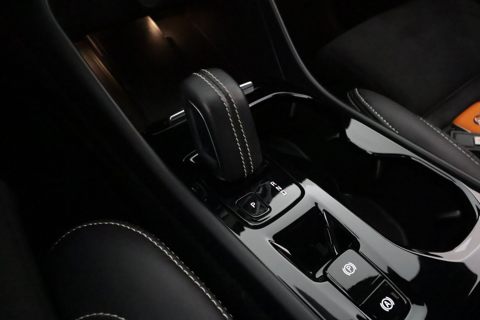 Volvo XC40 2021 T5 TwE Business R-Design aut - 3,99 % KORKOTARJOUS TÄHÄN AUTOON - 31.5. ASTI! - 1.om Suomi-auto / Urheiluistuimet / Webasto / Adapt.vakkari / Harman/Kardon / P. Kamera / KeylessGo / 2x Renkaat!