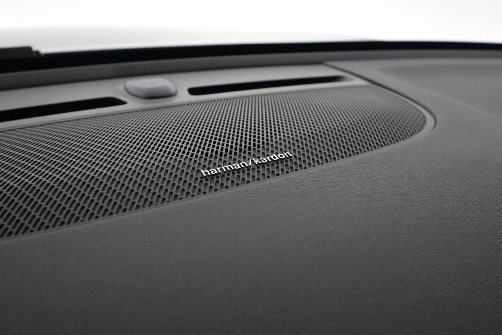Volvo XC40 2021 T5 TwE Business R-Design aut - 3,99 % KORKOTARJOUS TÄHÄN AUTOON - 31.5. ASTI! - 1.om Suomi-auto / Urheiluistuimet / Webasto / Adapt.vakkari / Harman/Kardon / P. Kamera / KeylessGo / 2x Renkaat!