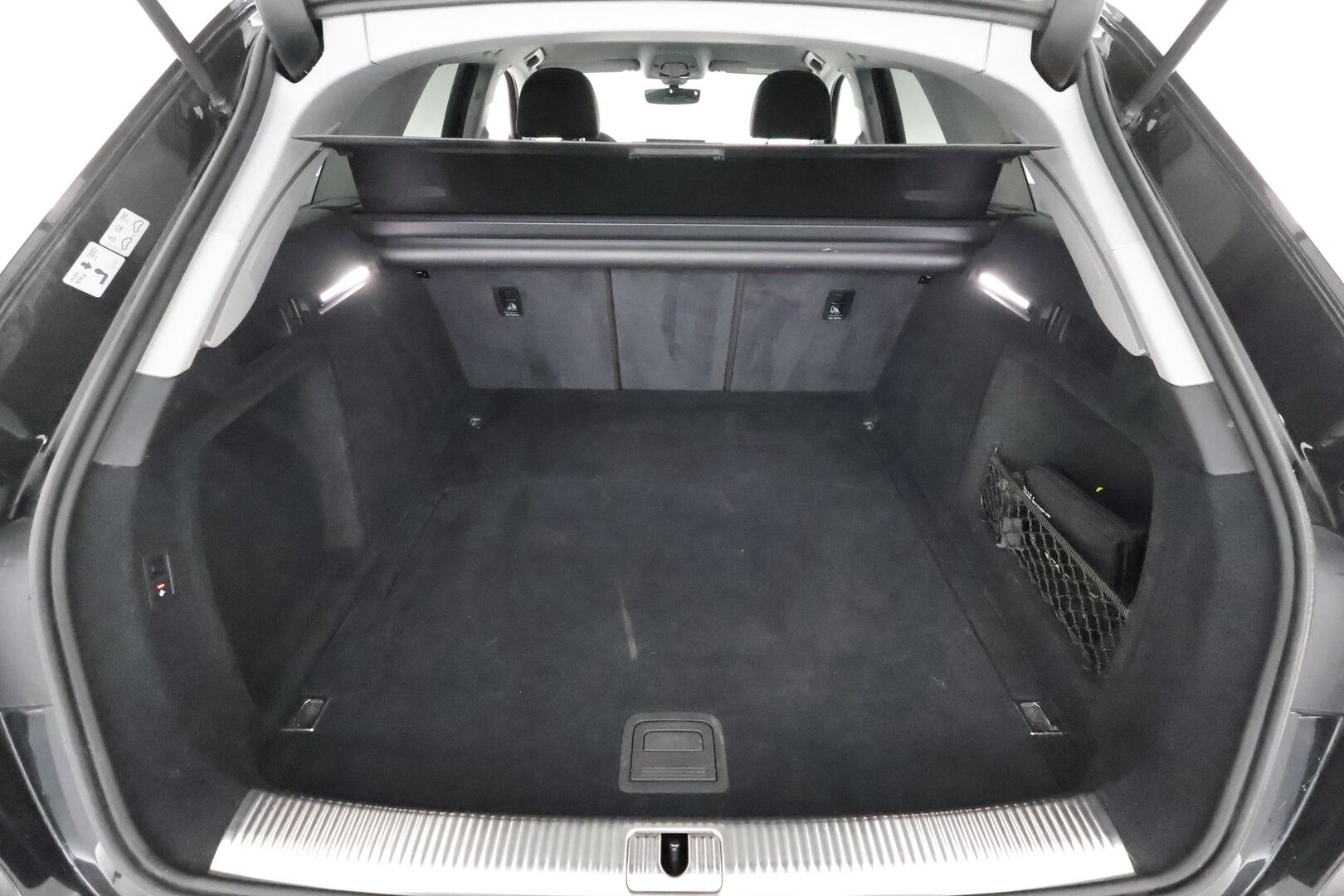 Audi A4 2020 Avant Business Advanced Comfort Edition 40 TFSI 140 kW MHEV S tronic * Urheiluistuimet / Koukku / Webasto / P. Kamera / LED-Valot / Apple&Android / KeylessGo * - 1 om. Suomi-Auto / 2x Renkaat / Todella hyvällä historialla *