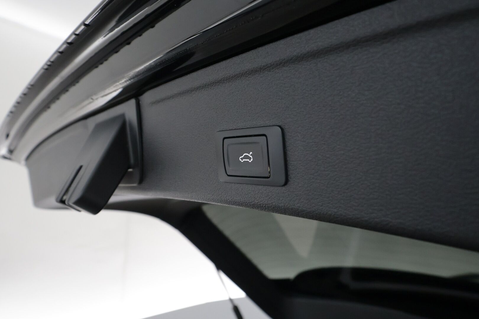 Audi A4 2020 Avant Business Advanced Comfort Edition 40 TFSI 140 kW MHEV S tronic * Urheiluistuimet / Koukku / Webasto / P. Kamera / LED-Valot / Apple&Android / KeylessGo * - 1 om. Suomi-Auto / 2x Renkaat / Todella hyvällä historialla *